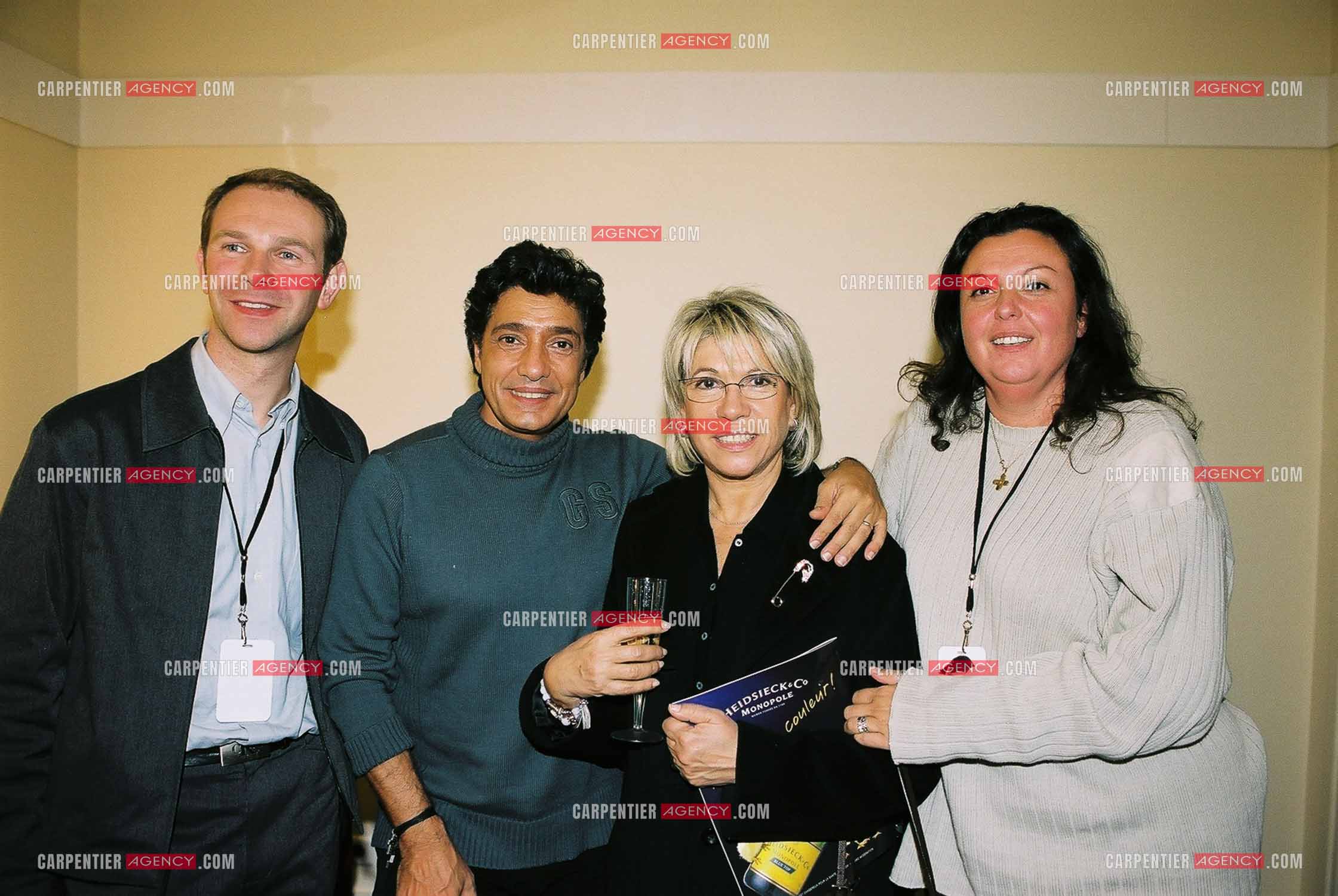 Le chanteur Frédéric François à l'Olympia du 18 au 26 octobre 2002. Autour de Frédéric François, son équipe d'attachés de presse AMC composée de Stéphane Letellier, Annie Markhan et Sophie Lenoir.  ( Exclusif )