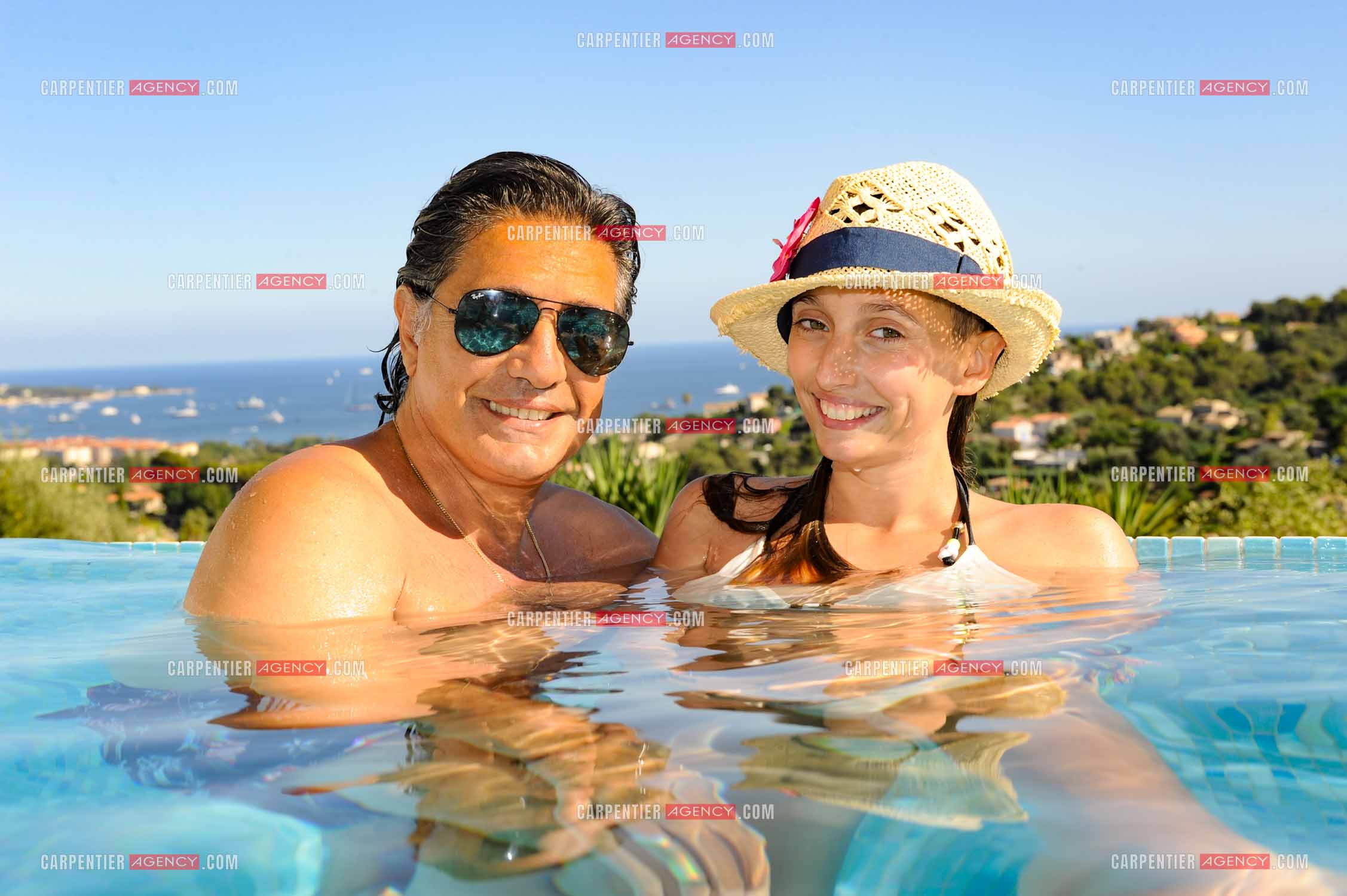 Le chanteur Frédéric François lors de ses vacances en famille dans sa résidence secondaire d'Antibes. Frédéric et sa fille Victoria. ( Exclusif )