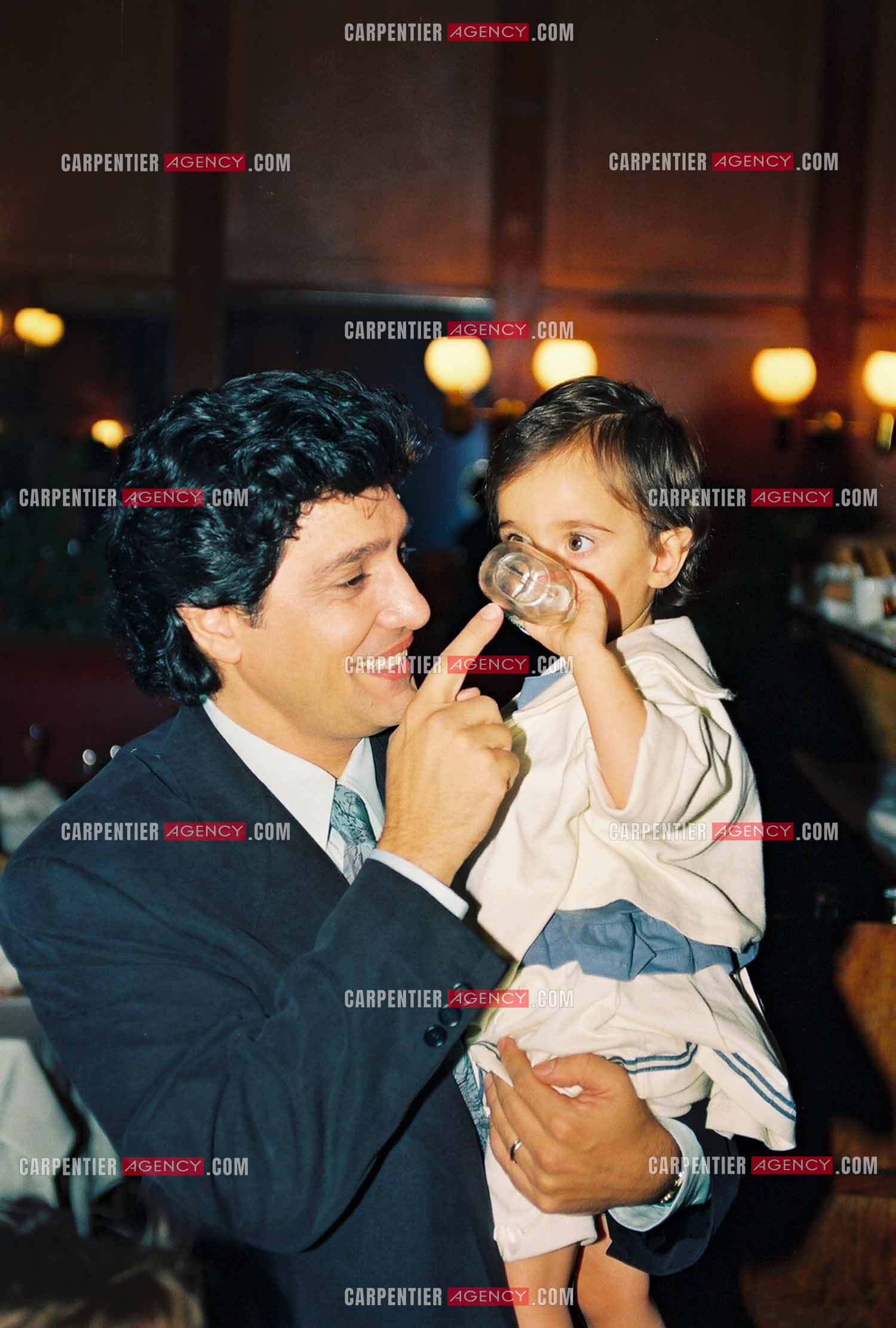 Le chanteur Frédéric François à l'Olympia en 1992. Ici, avec sa petite dernière Victoria âgée de 2 ans.                                    ( Exclusif )