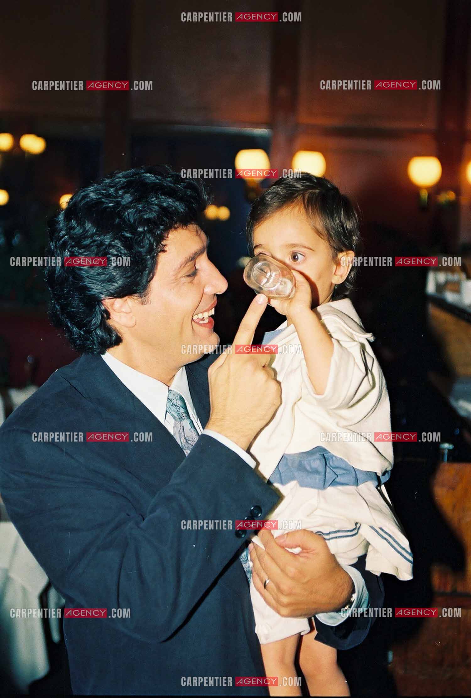 Le chanteur Frédéric François à l'Olympia en 1992. Ici, avec sa petite dernière Victoria âgée de 2 ans.                                    ( Exclusif )