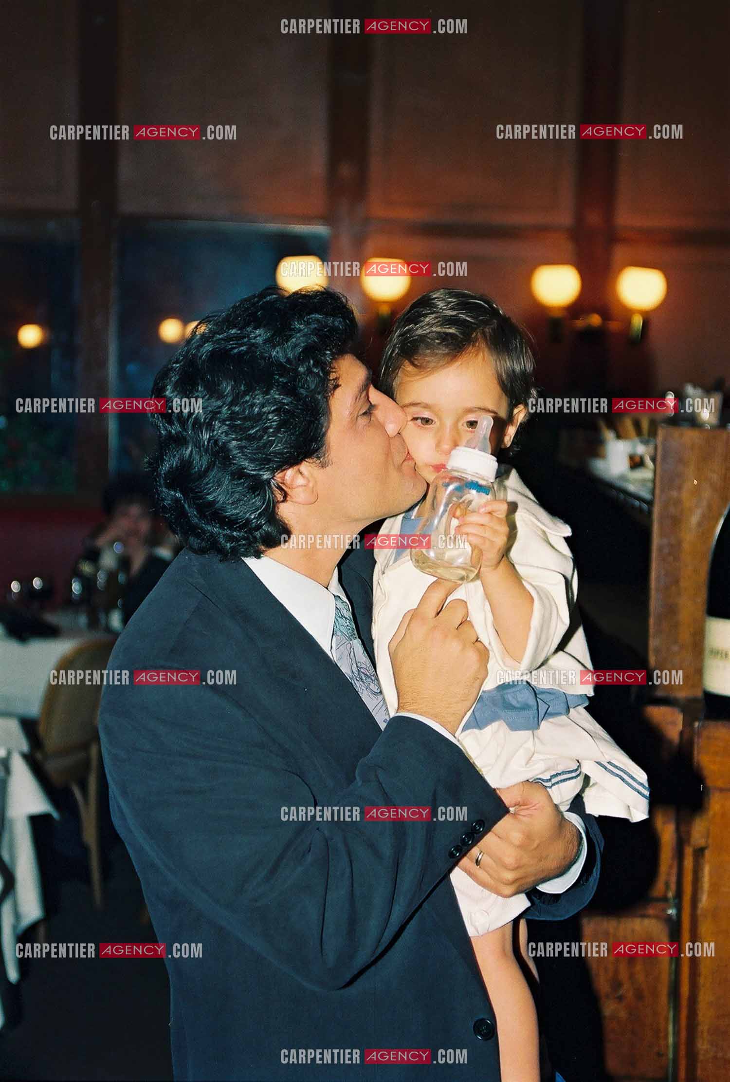 Le chanteur Frédéric François à l'Olympia en 1992. Ici, avec sa petite dernière Victoria âgée de 2 ans.                                    ( Exclusif )