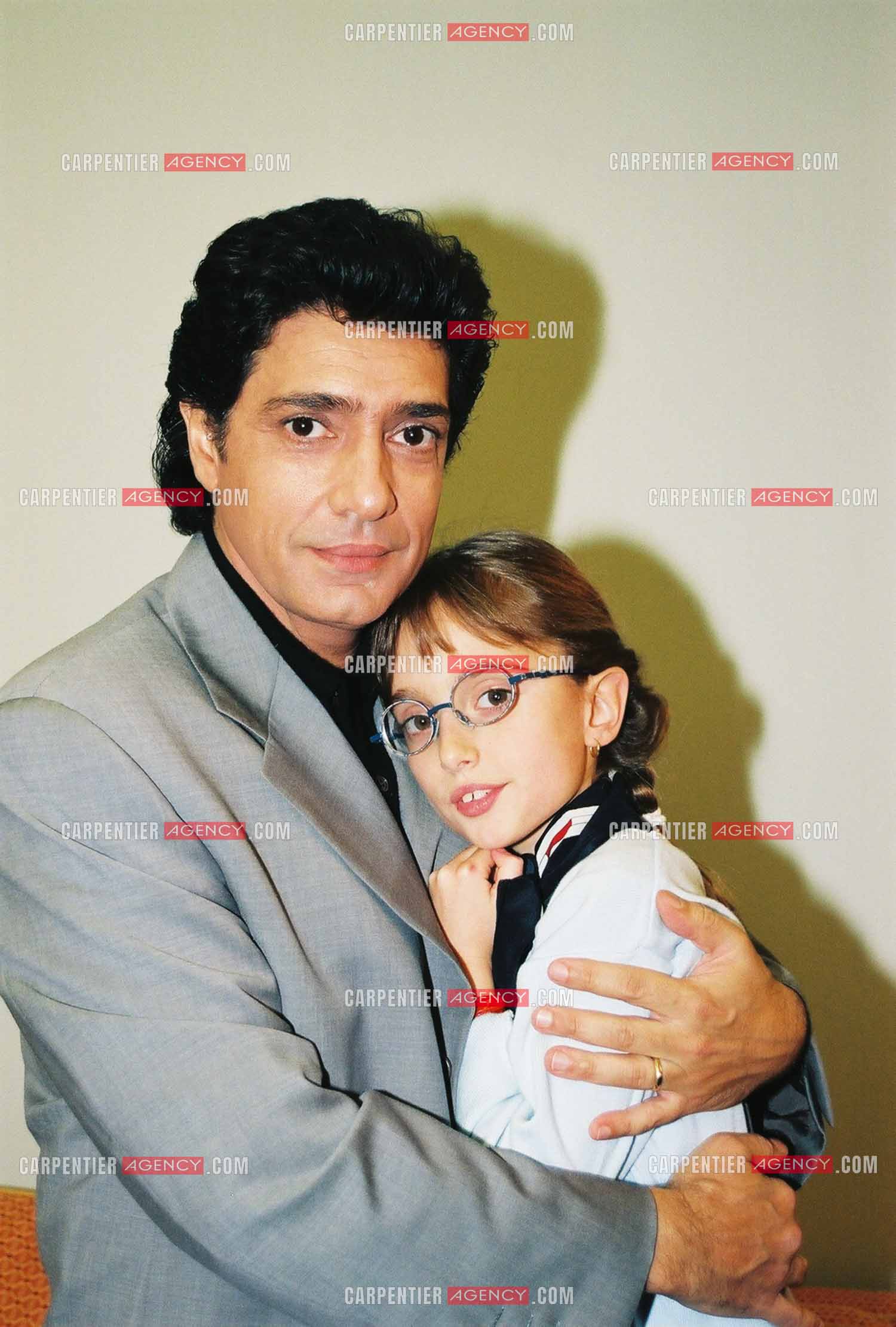 Le chanteur Frédéric François à l'Olympia du 06 au 22 mars 1998. Frédéric François et sa fille Victoria.  ( Exclusif )