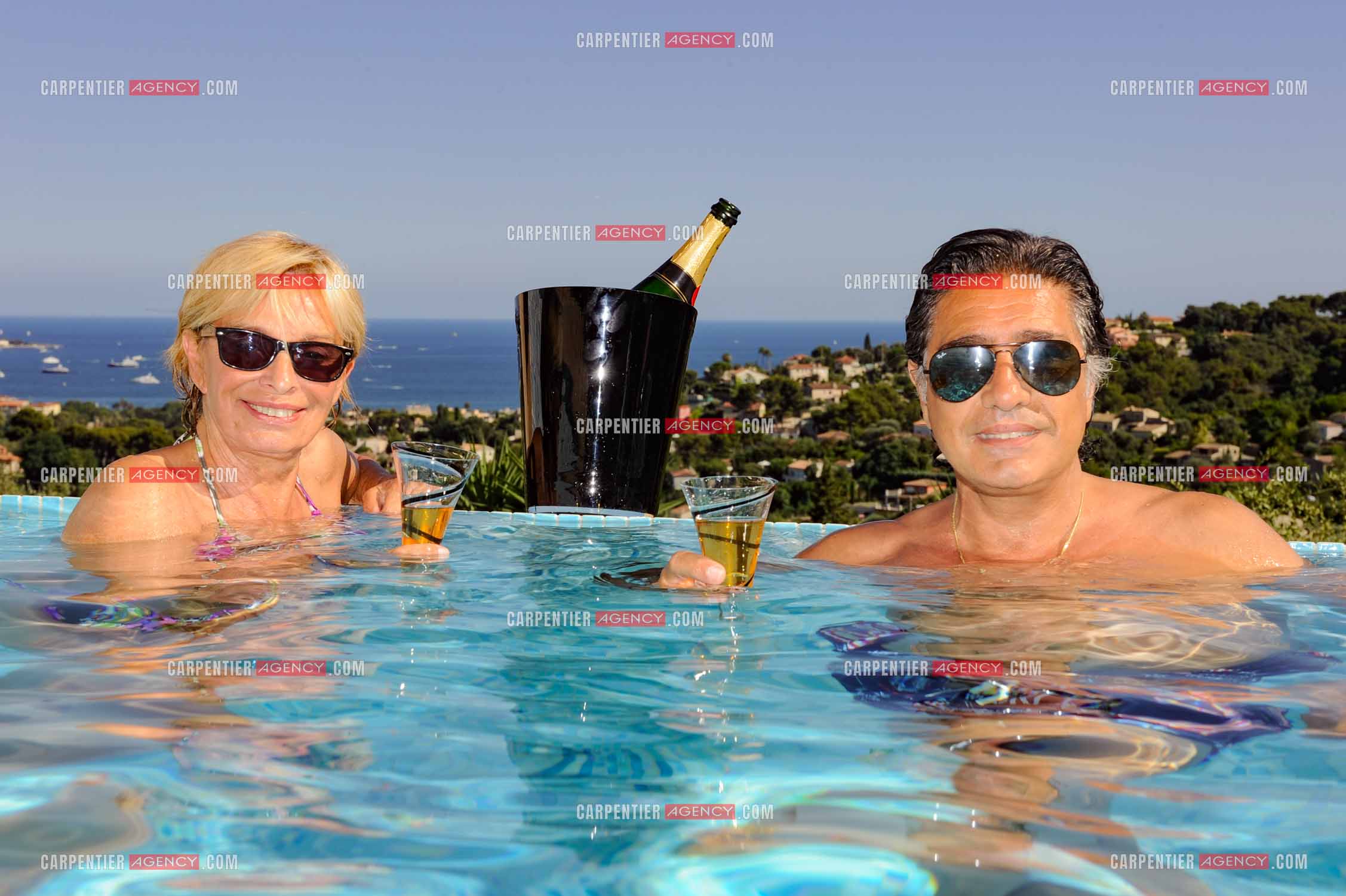 Le chanteur Frédéric François lors de ses vacances en famille dans sa résidence secondaire d'Antibes. Frédéric et sa femme Monique. ( Exclusif )