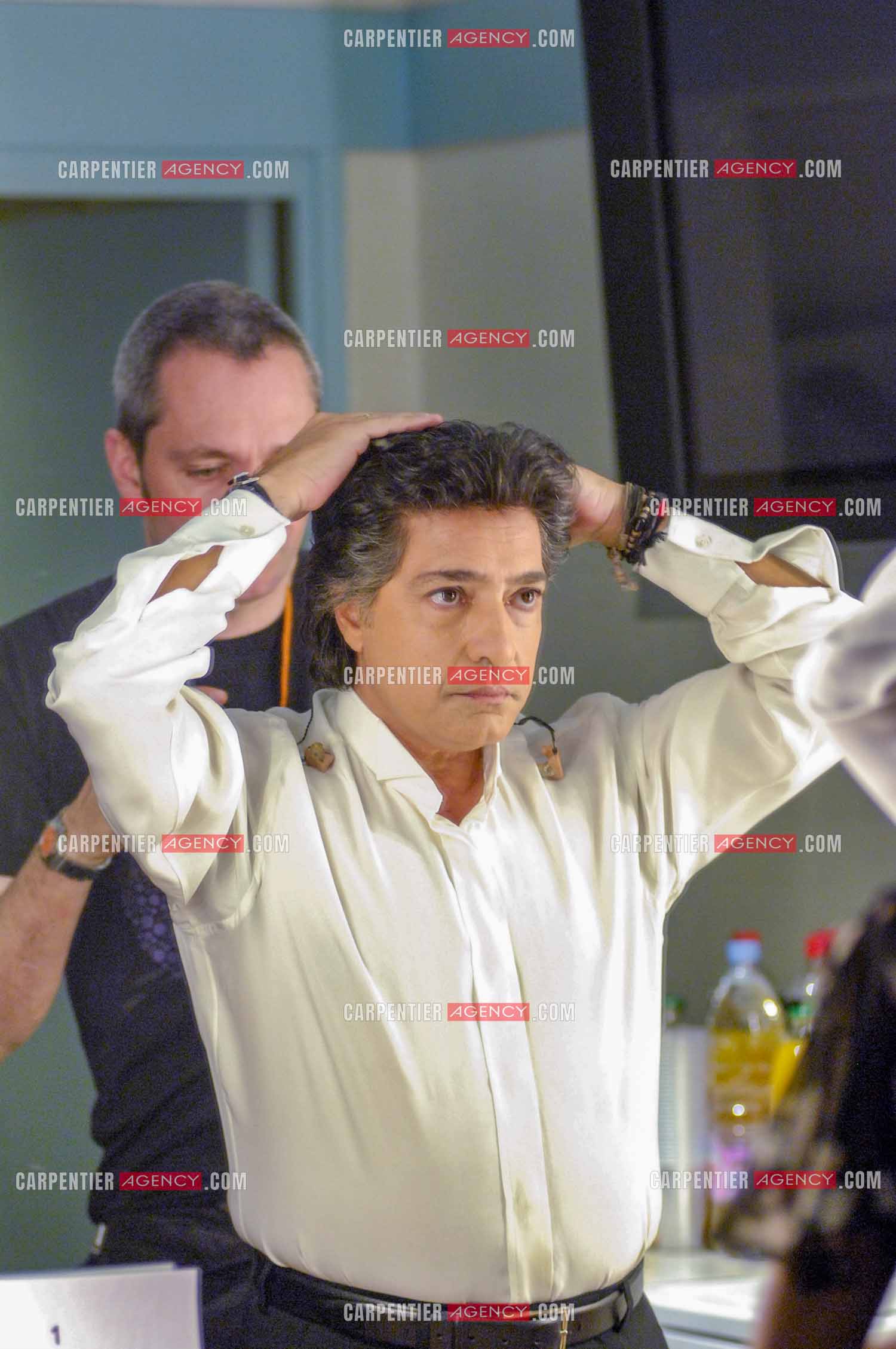 Le chanteur Frédéric François à l'Olympia du 29 février au 09 mars 2008. Dernières préparations face au miroir dans sa loge avant l'entrée en scène.  ( Exclusif )