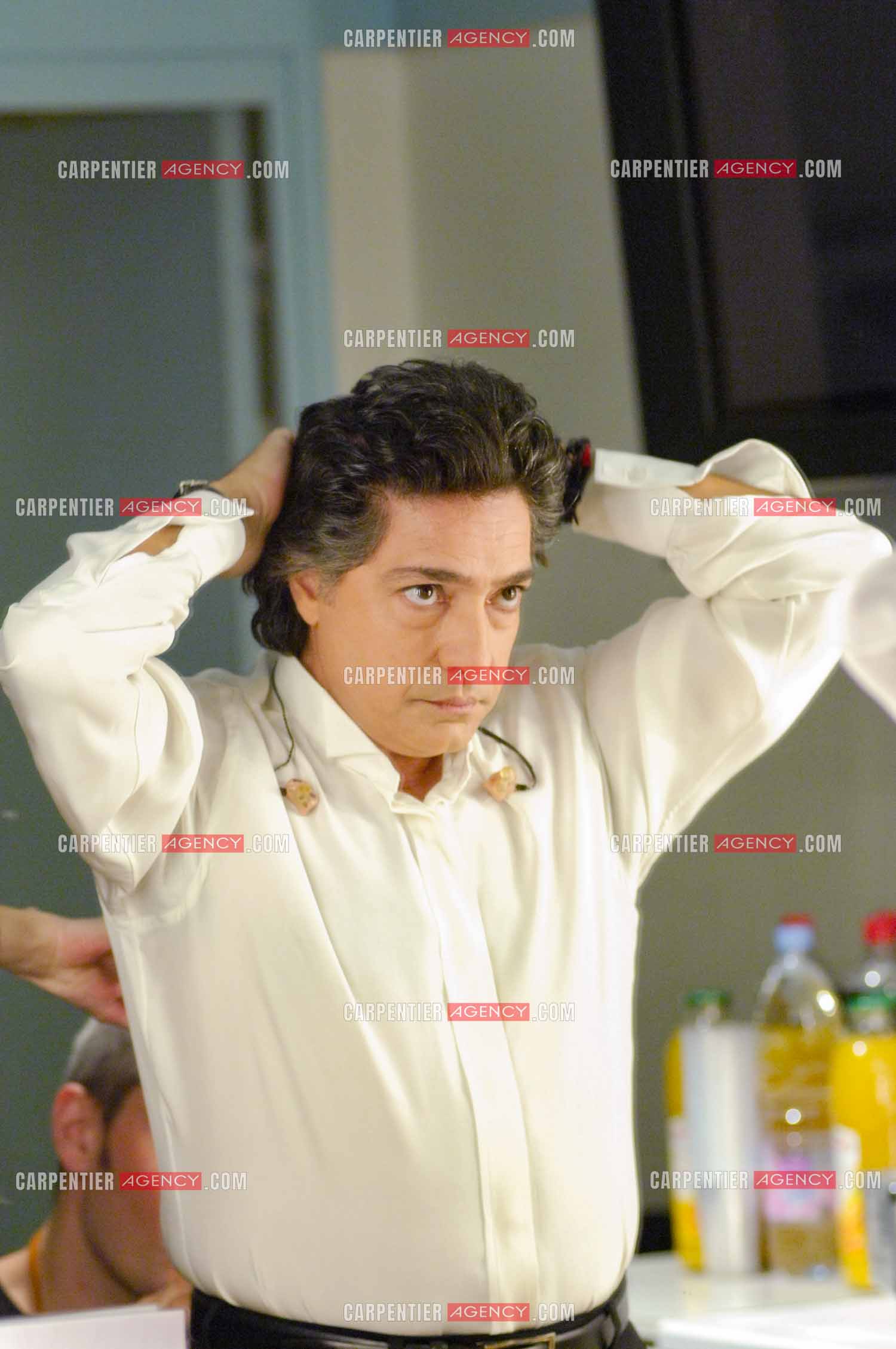 Le chanteur Frédéric François à l'Olympia du 29 février au 09 mars 2008. Dernières préparations face au miroir dans sa loge avant l'entrée en scène.  ( Exclusif )