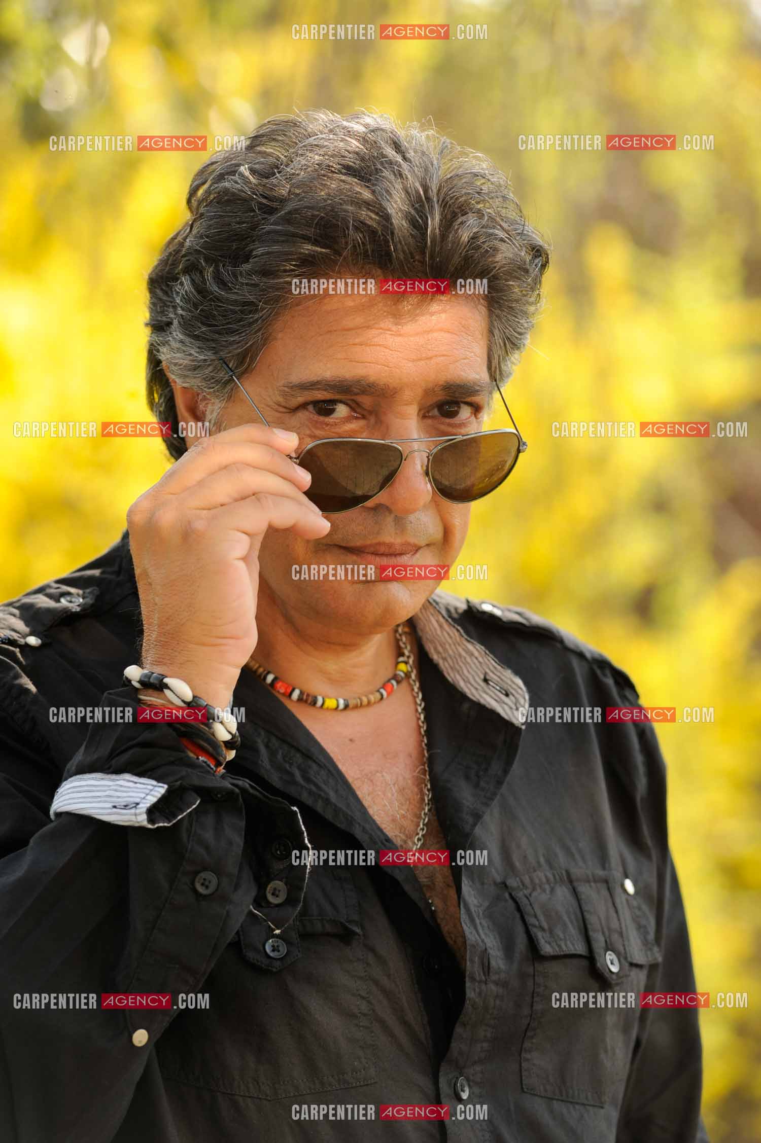 Le chanteur Frédéric François chez lui en Belgique. Portrait de Frédéric avec ses lunettes de soleil. ( Exclusif )