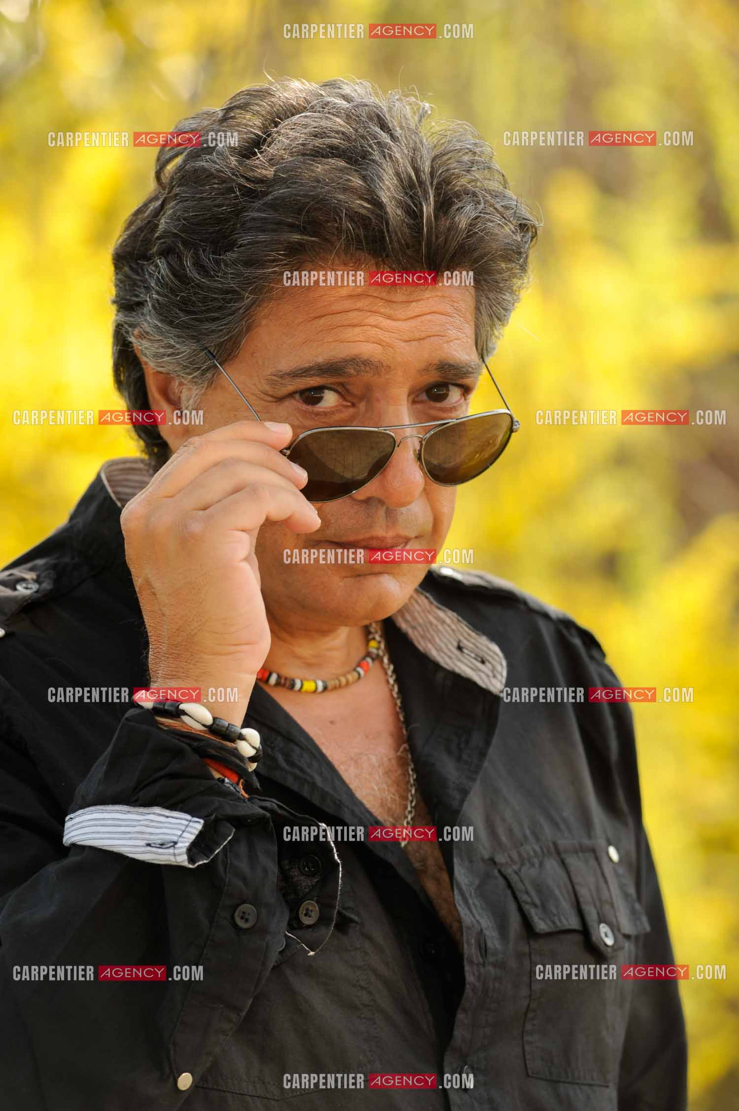Le chanteur Frédéric François chez lui en Belgique. Portrait de Frédéric avec ses lunettes de soleil. ( Exclusif )
