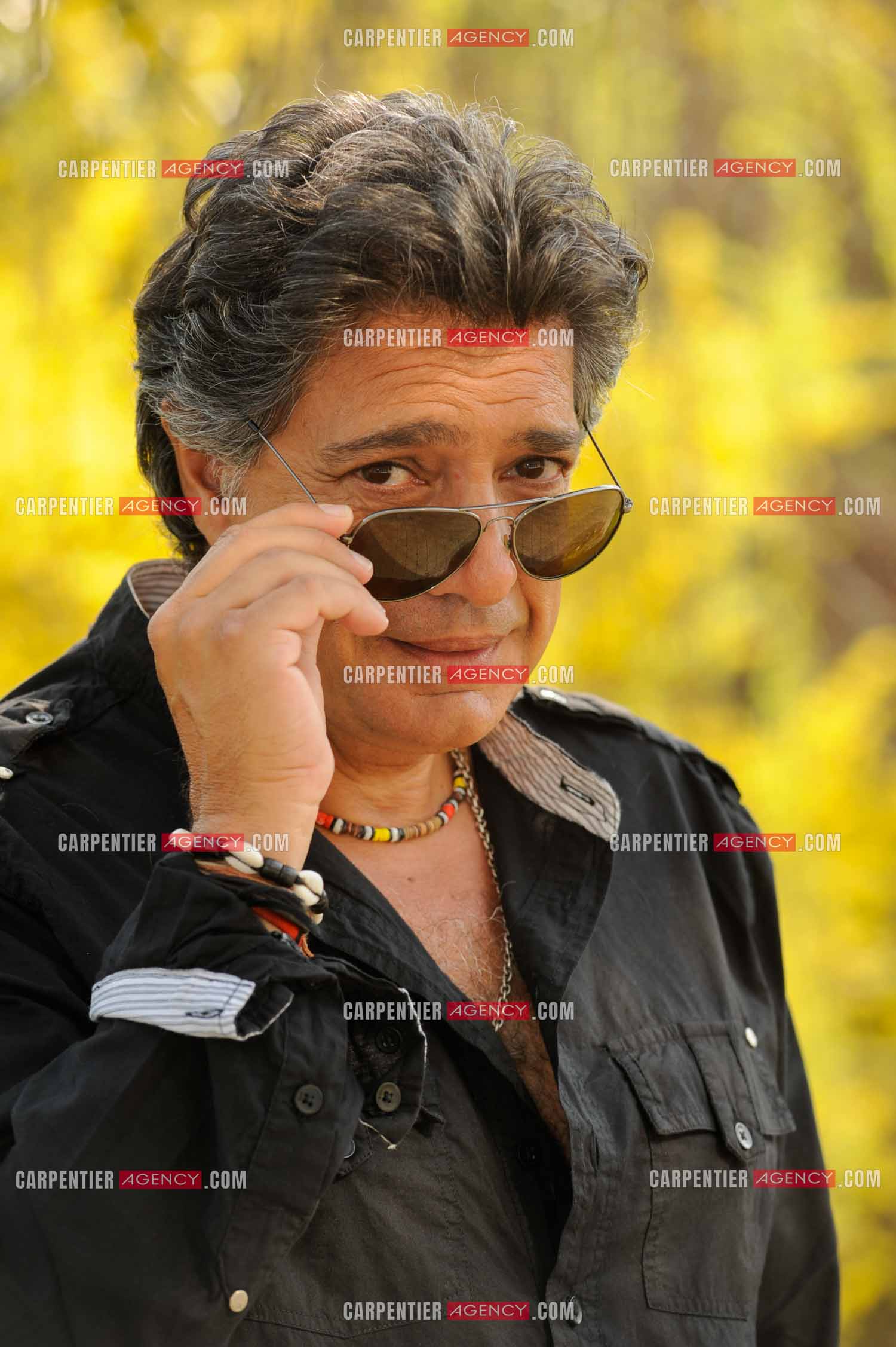 Le chanteur Frédéric François chez lui en Belgique. Portrait de Frédéric avec ses lunettes de soleil. ( Exclusif )