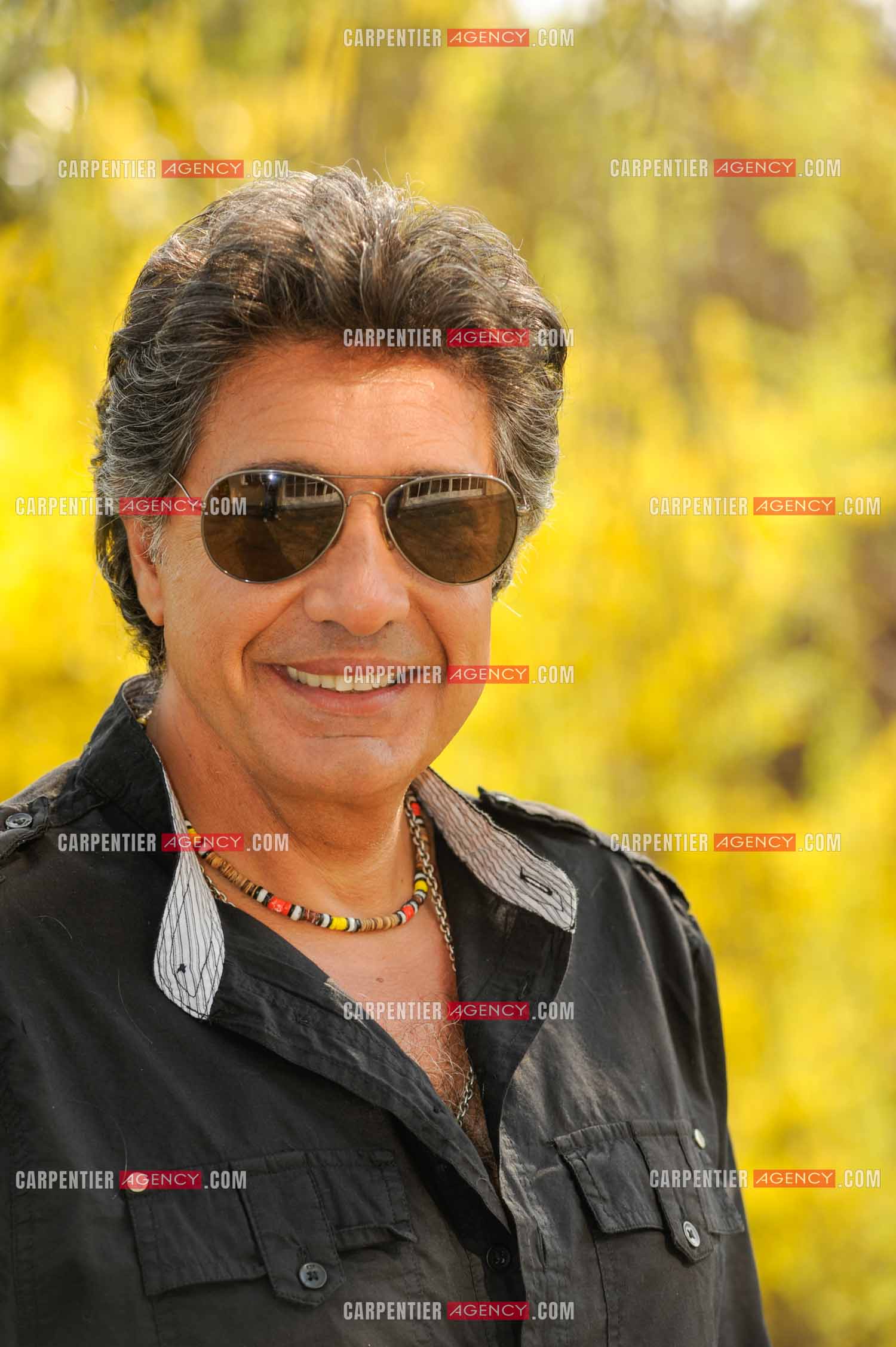 Le chanteur Frédéric François chez lui en Belgique. Portrait de Frédéric avec ses lunettes de soleil. ( Exclusif )