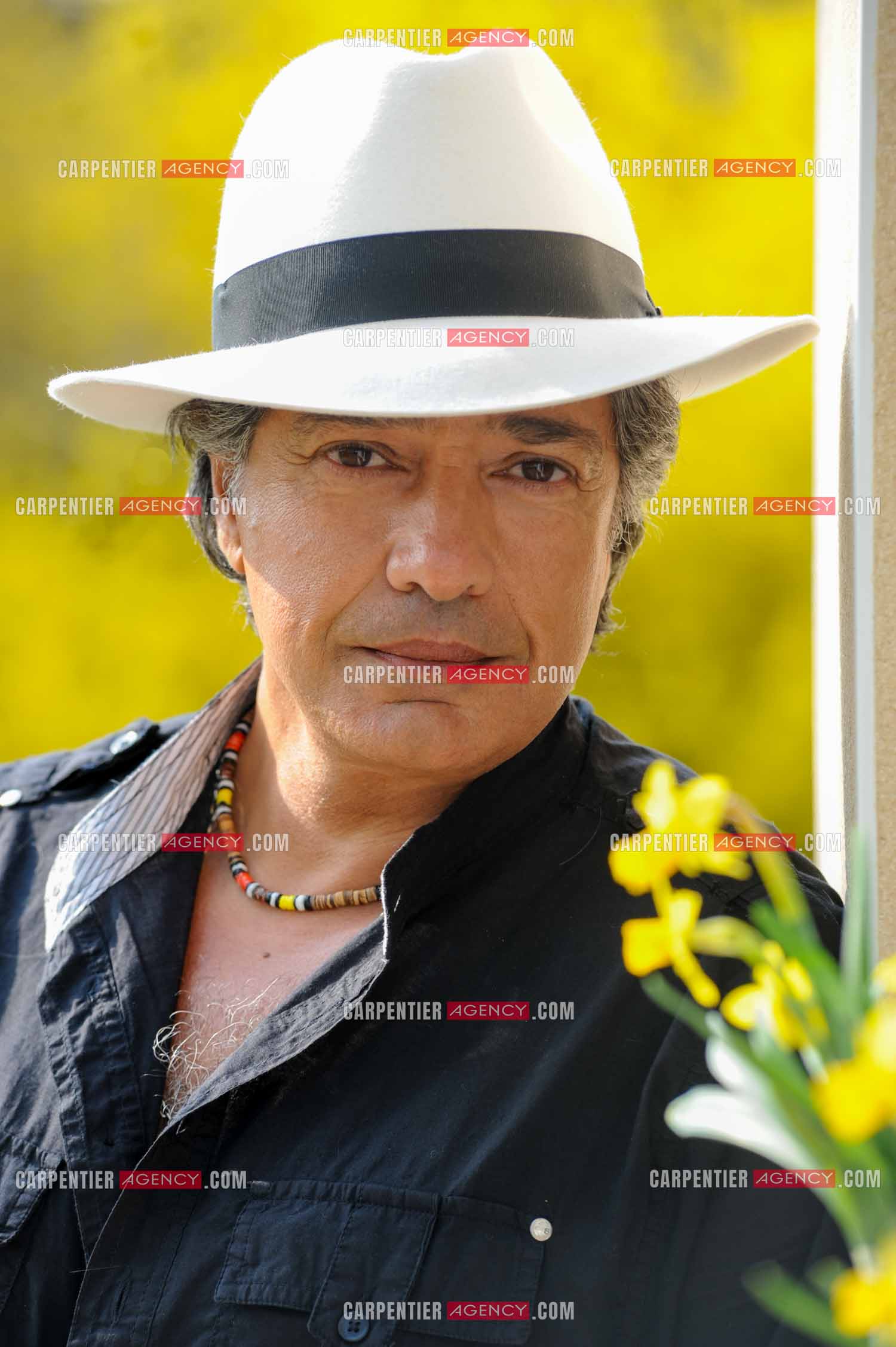 Le chanteur Frédéric François chez lui en Belgique. Portrait de Frédéric avec son chapeau. ( Exclusif )