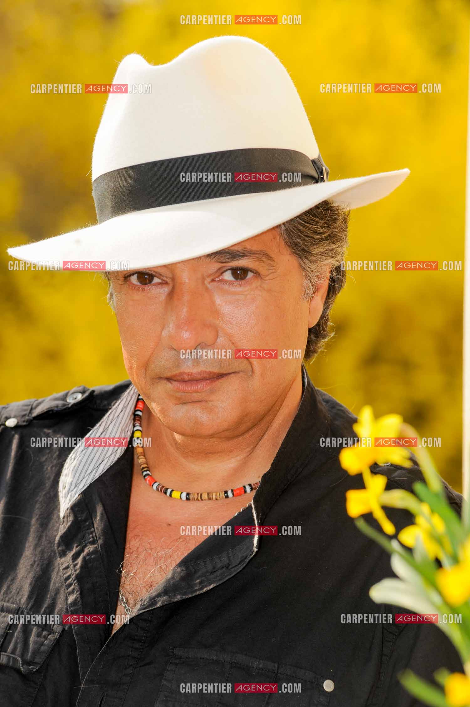 Le chanteur Frédéric François chez lui en Belgique. Portrait de Frédéric avec son chapeau. ( Exclusif )