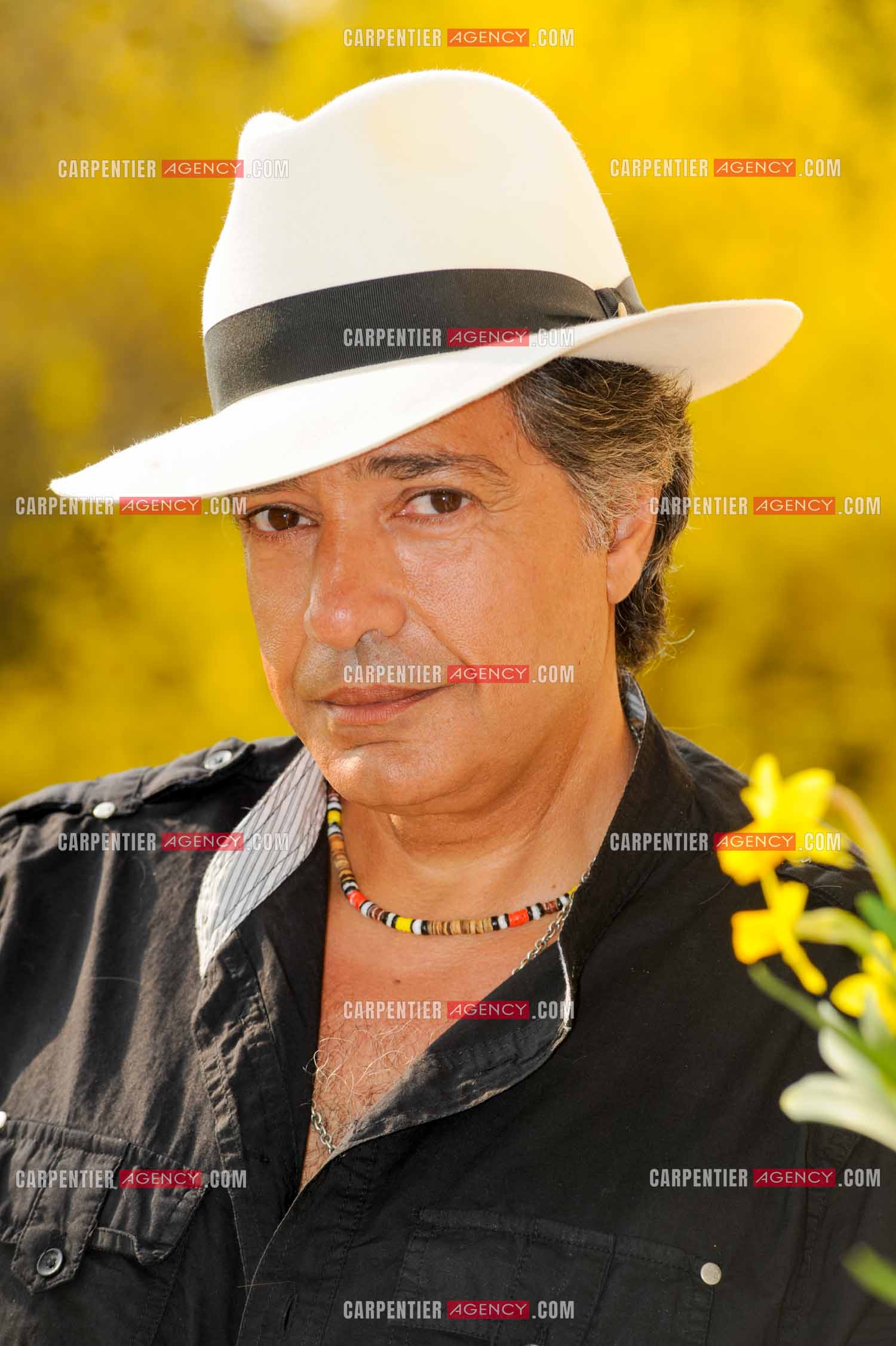 Le chanteur Frédéric François chez lui en Belgique. Portrait de Frédéric avec son chapeau. ( Exclusif )