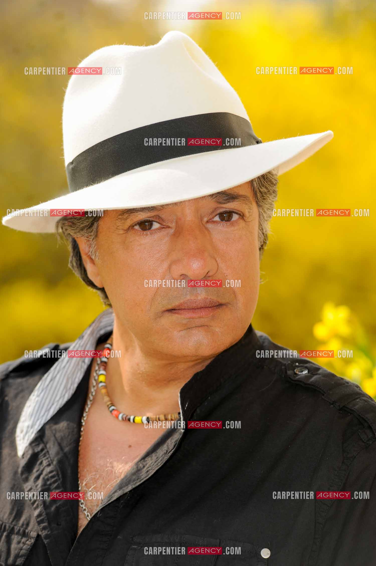 Le chanteur Frédéric François chez lui en Belgique. Portrait de Frédéric avec son chapeau. ( Exclusif )