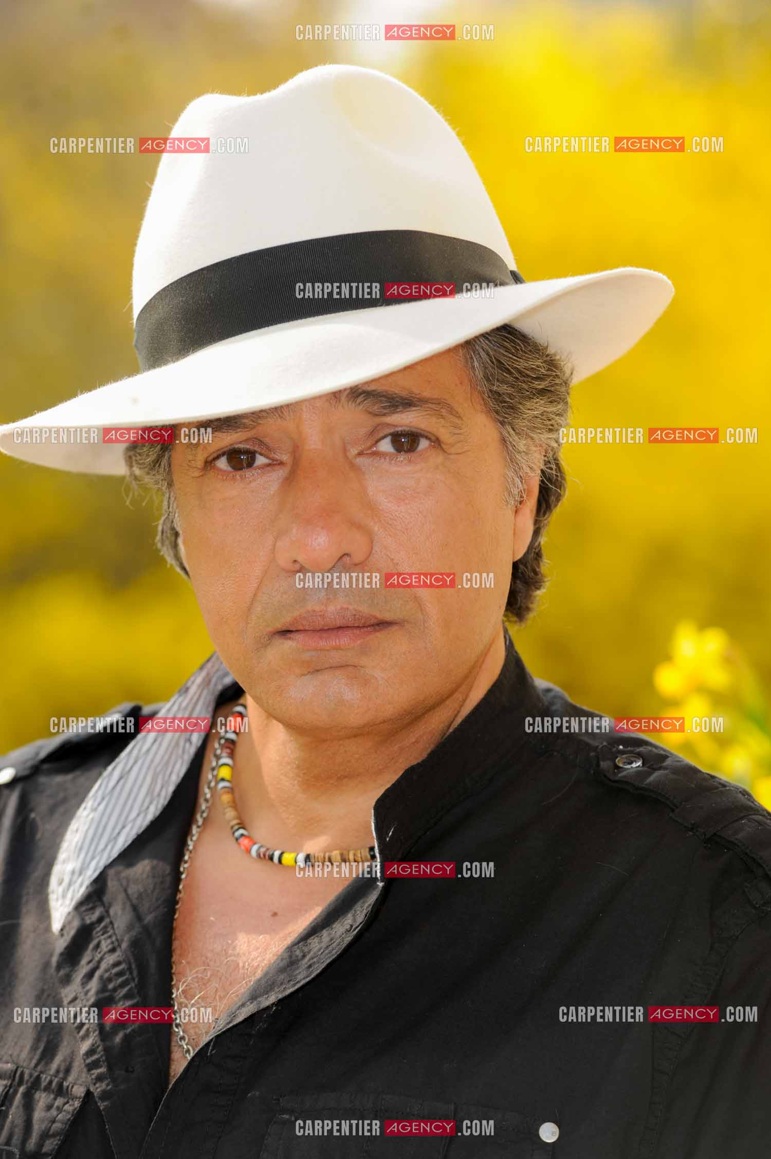 Le chanteur Frédéric François chez lui en Belgique. Portrait de Frédéric avec son chapeau. ( Exclusif )