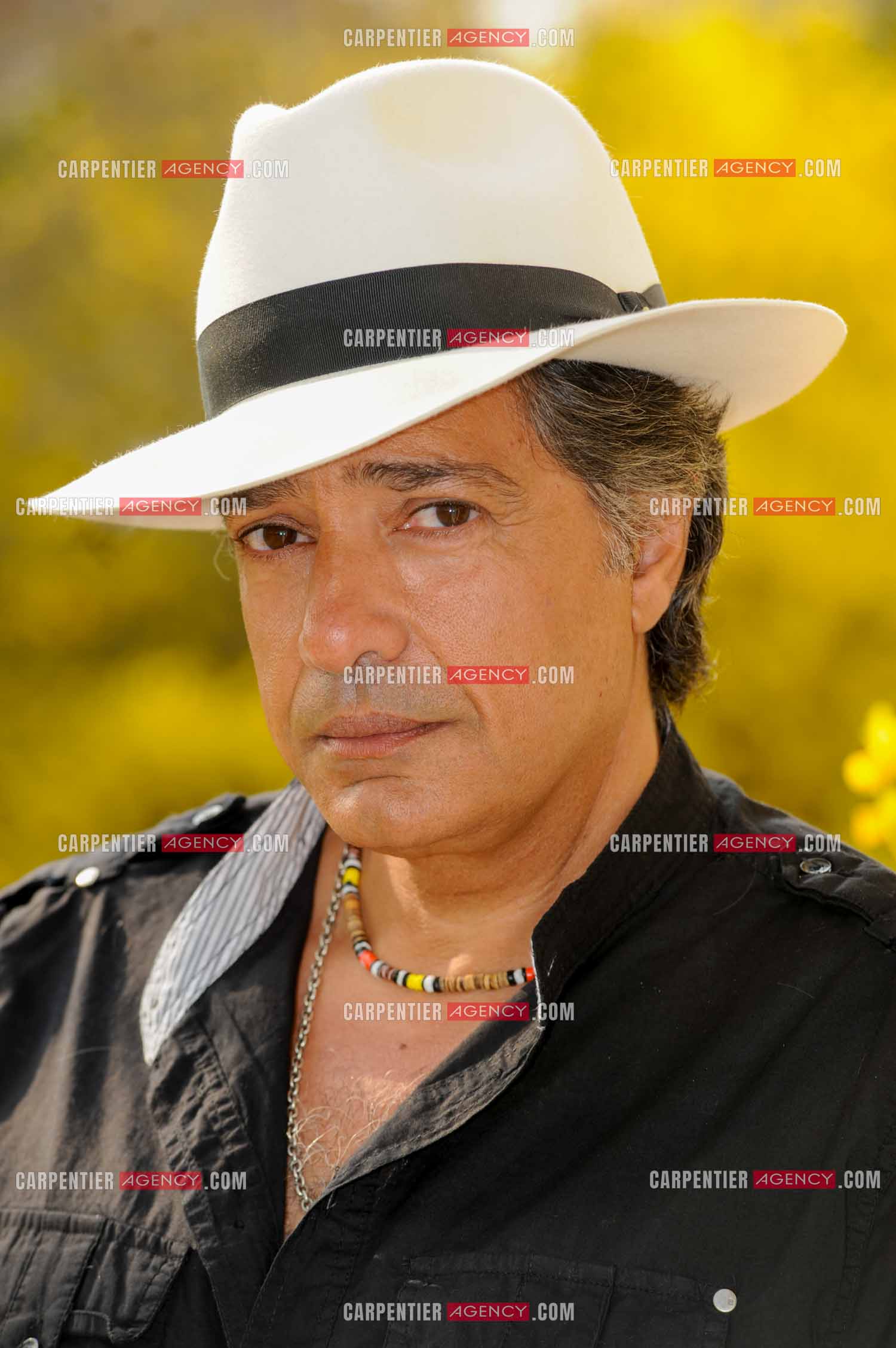 Le chanteur Frédéric François chez lui en Belgique. Portrait de Frédéric avec son chapeau. ( Exclusif )