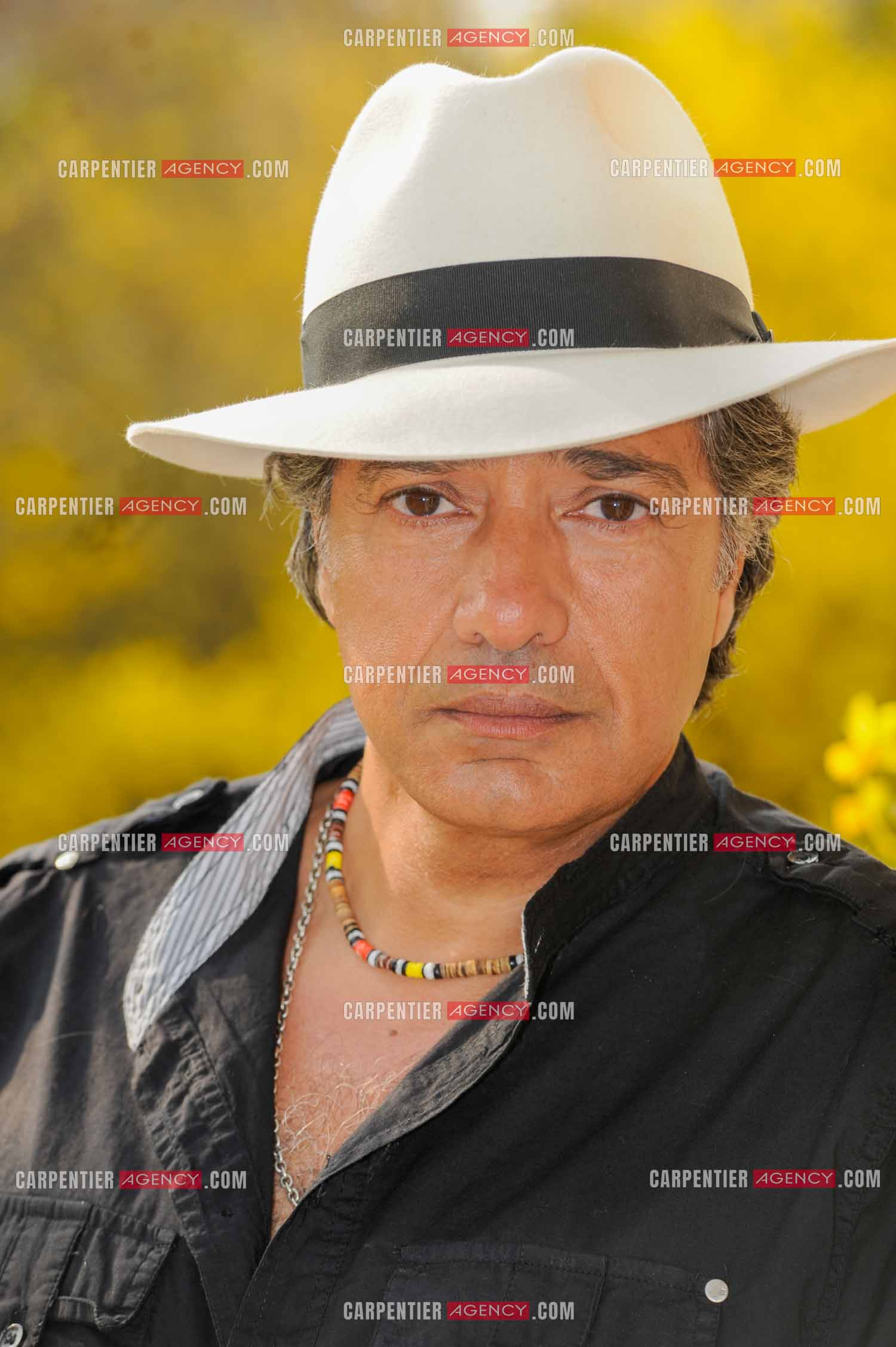 Le chanteur Frédéric François chez lui en Belgique. Portrait de Frédéric avec son chapeau. ( Exclusif )