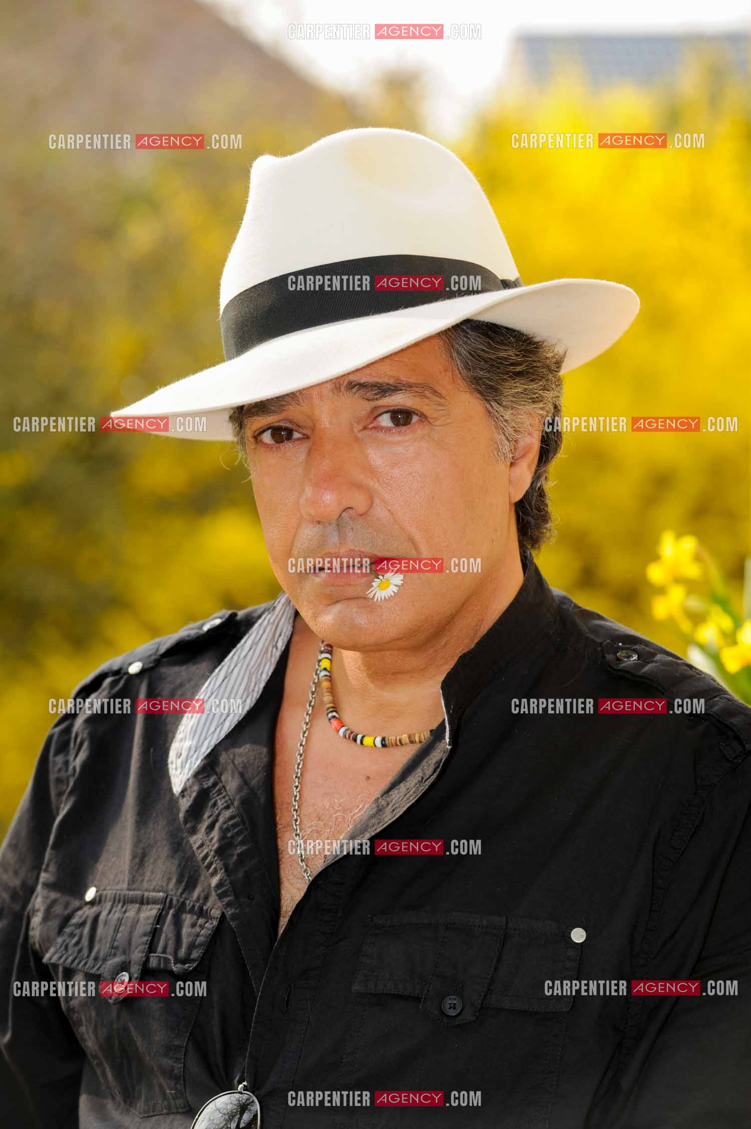 Le chanteur Frédéric François chez lui en Belgique. Portrait de Frédéric avec son chapeau et une margueritte à la bouche.. ( Exclusif )