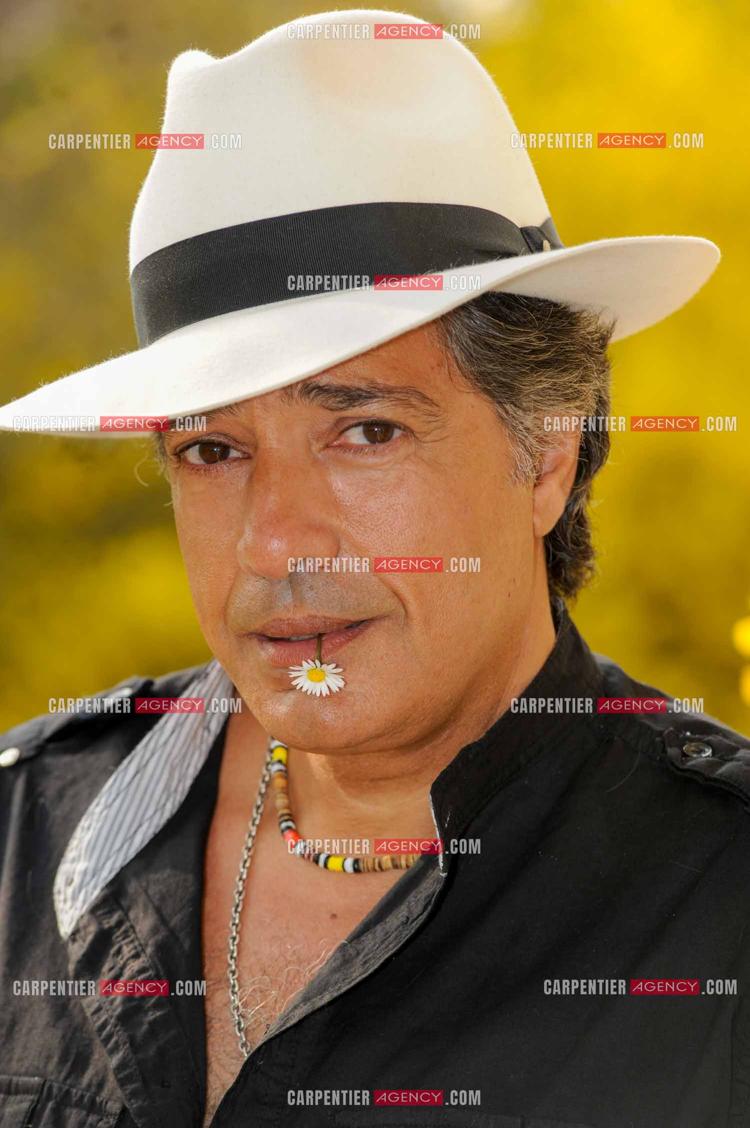 Le chanteur Frédéric François chez lui en Belgique. Portrait de Frédéric avec son chapeau et une margueritte à la bouche.. ( Exclusif )