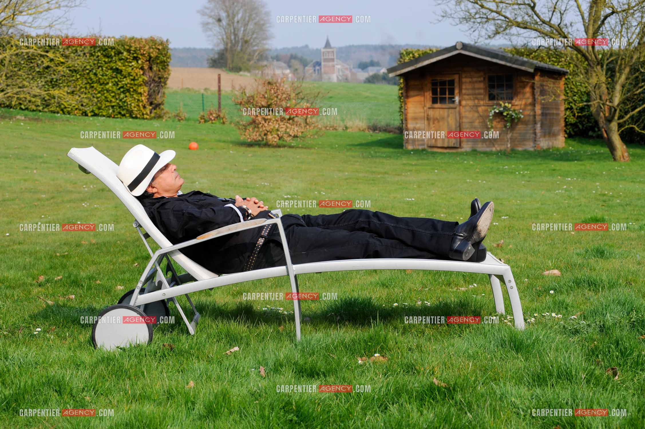 Le chanteur Frédéric François chez lui en Belgique. Frédéric se repose dans son jardin. ( Exclusif )