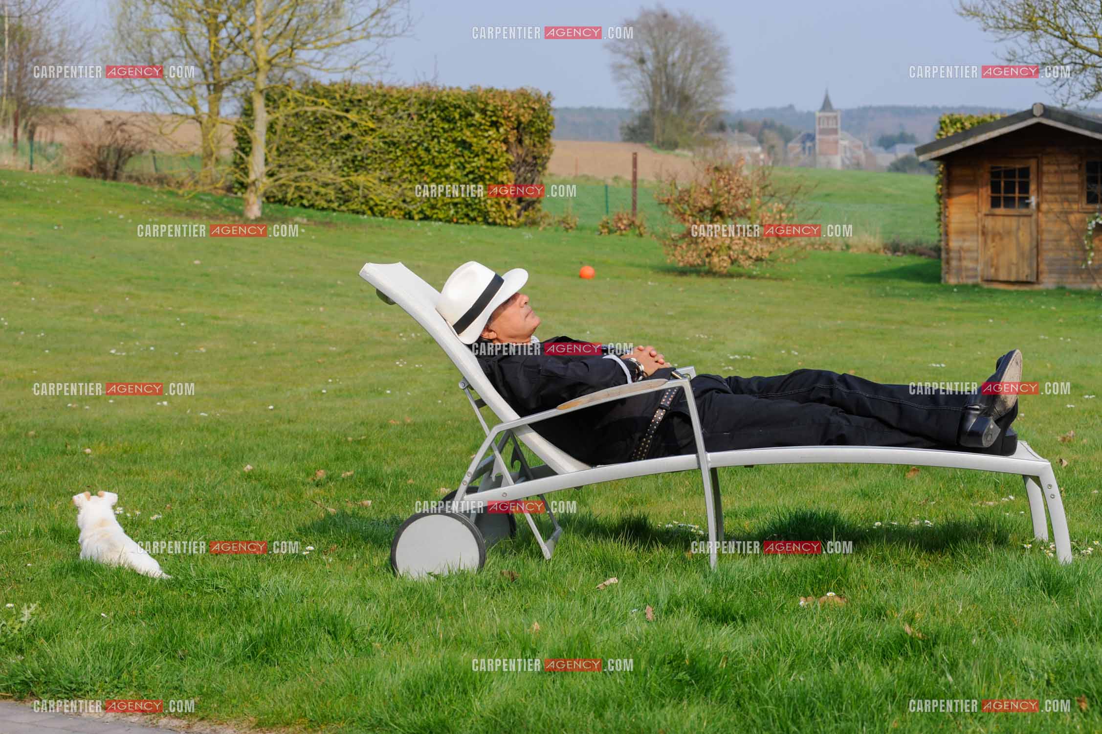 Le chanteur Frédéric François chez lui en Belgique. Frédéric se repose dans son jardin avec sa petite chienne "Bichette“.    ( Exclusif )