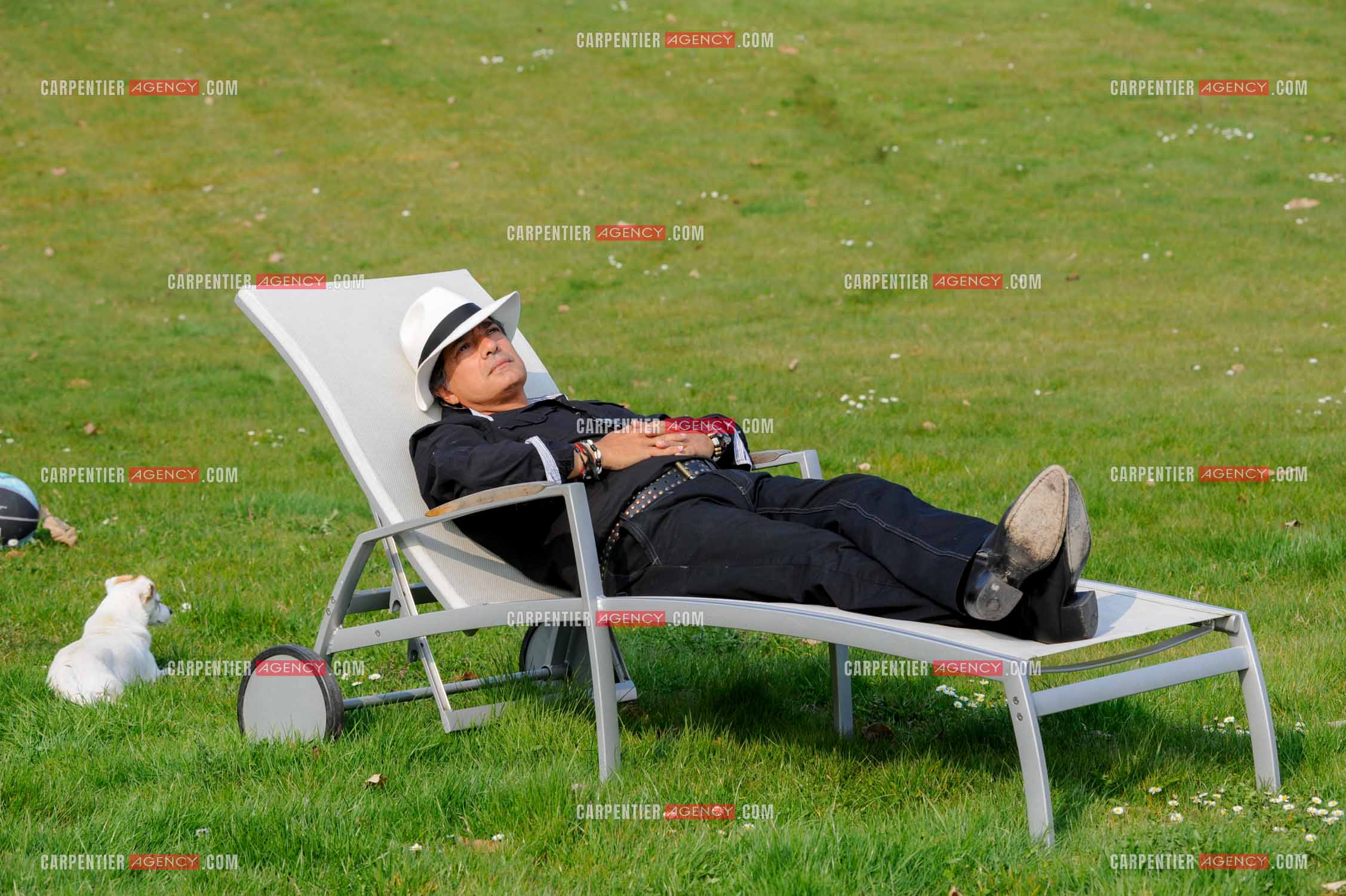 Le chanteur Frédéric François chez lui en Belgique. Frédéric se repose dans son jardin avec sa petite chienne "Bichette“.    ( Exclusif )