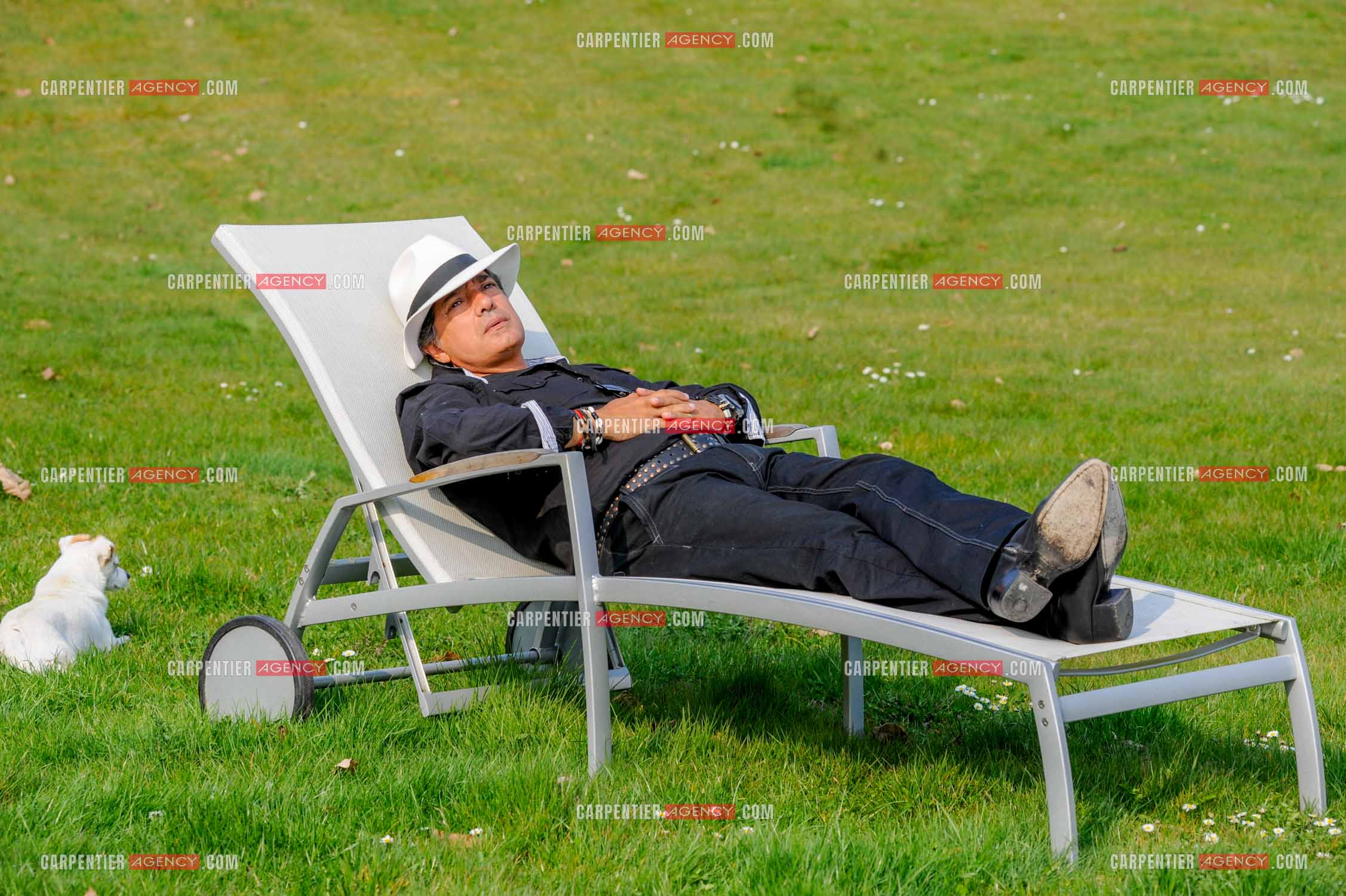 Le chanteur Frédéric François chez lui en Belgique. Frédéric se repose dans son jardin avec sa petite chienne "Bichette“.    ( Exclusif )