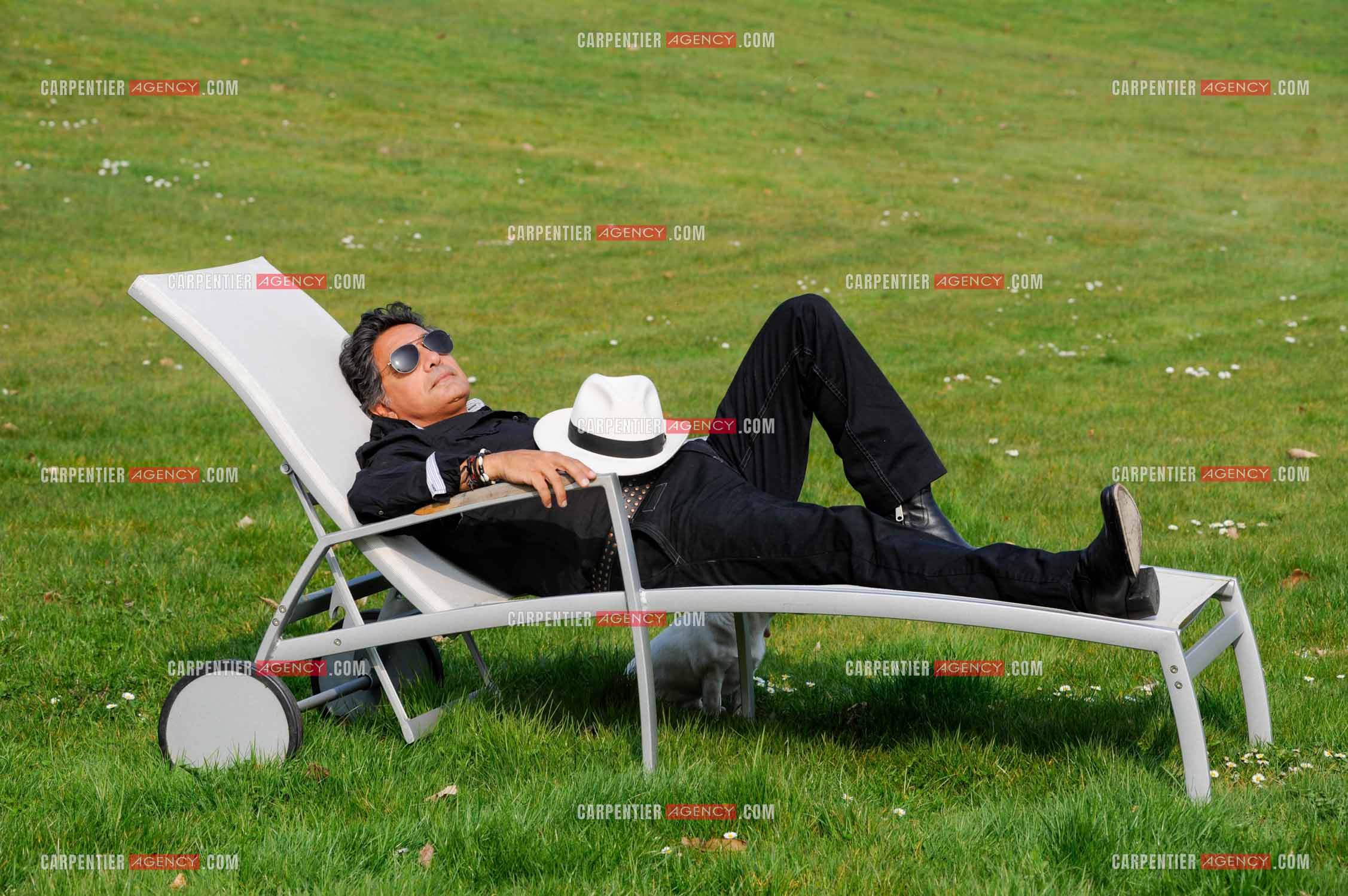 Le chanteur Frédéric François chez lui en Belgique. Frédéric se repose dans son jardin. ( Exclusif )