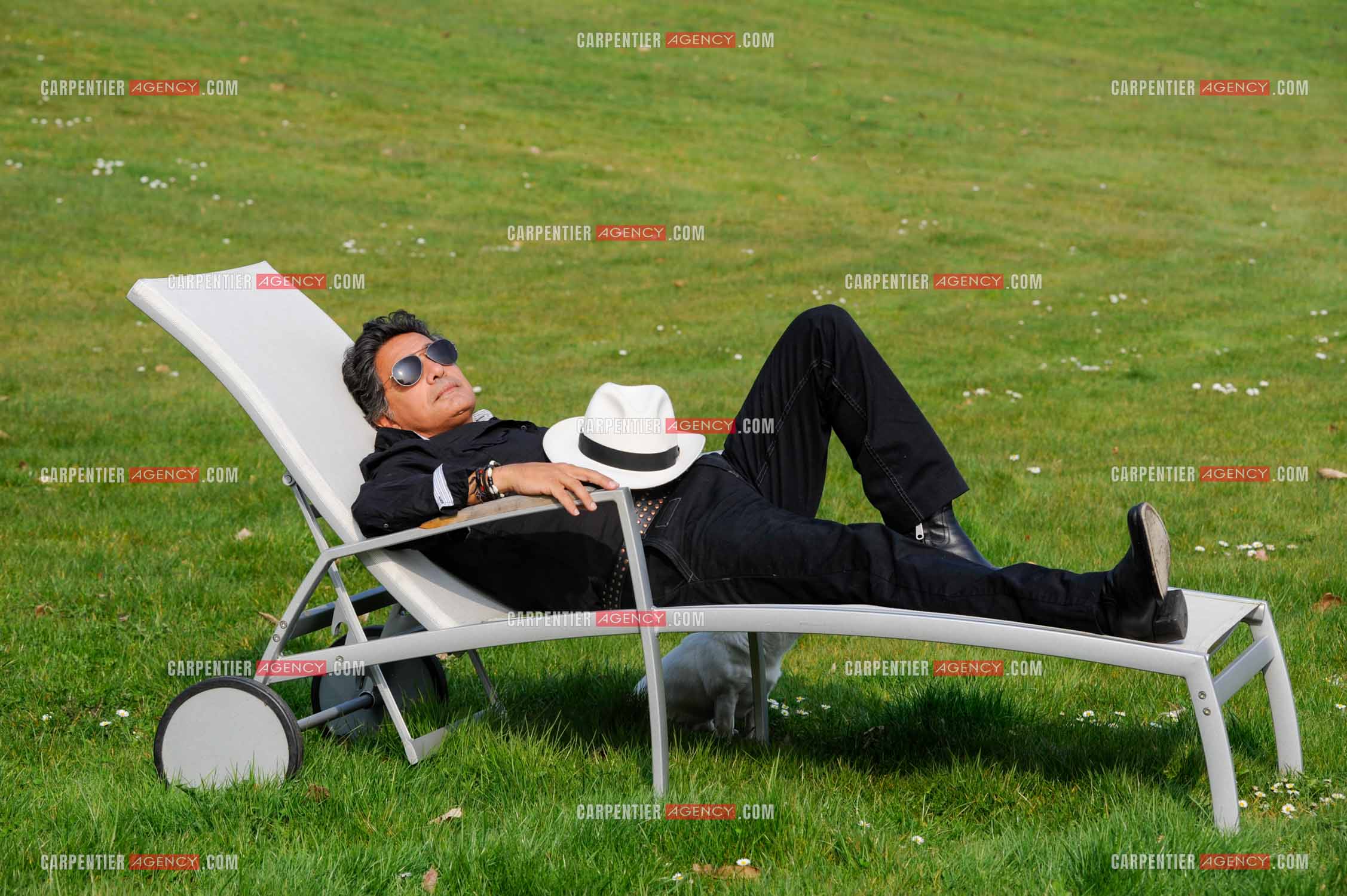 Le chanteur Frédéric François chez lui en Belgique. Frédéric se repose dans son jardin. ( Exclusif )