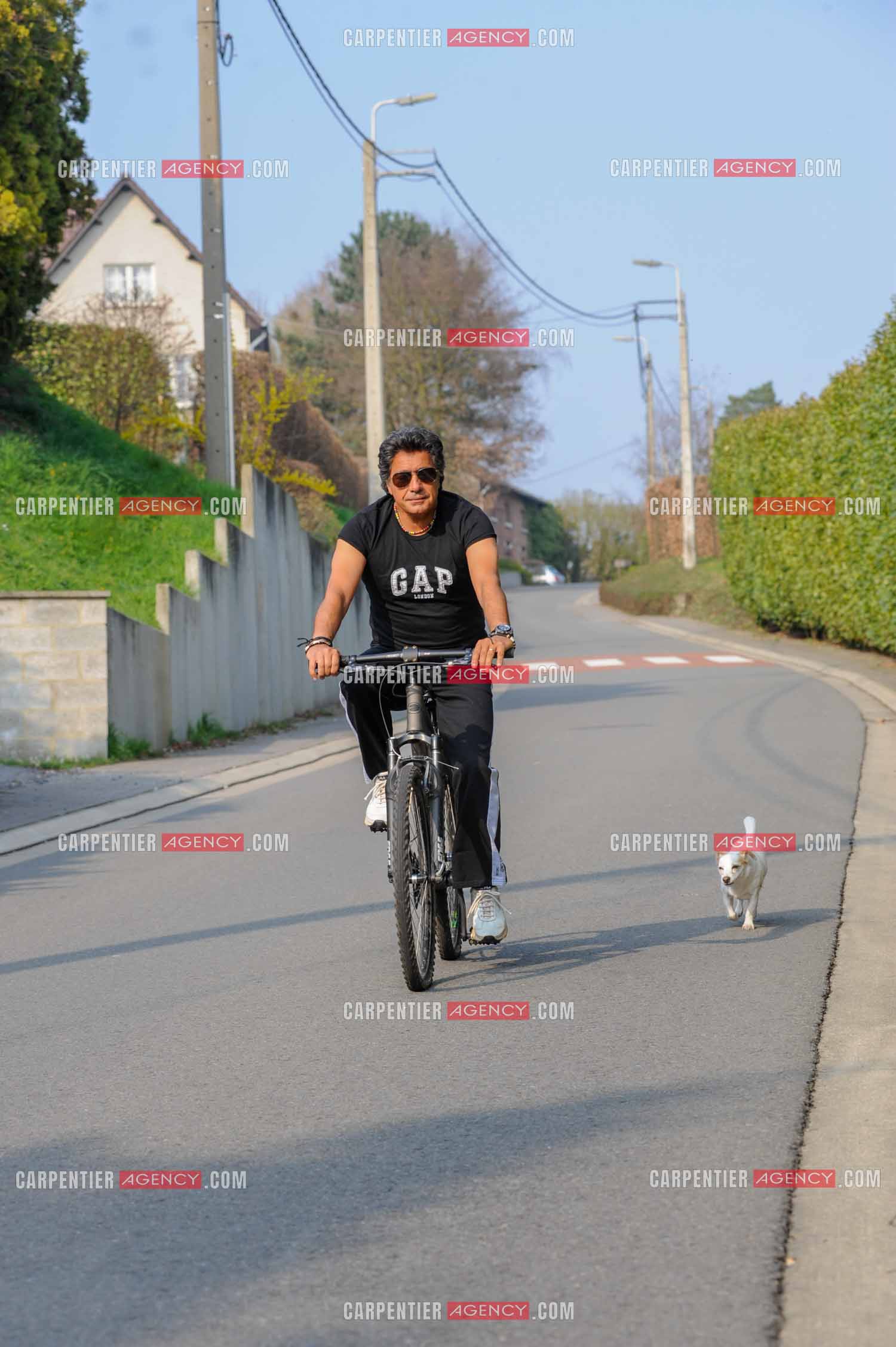 Le chanteur Frédéric François chez lui en Belgique. Frédéric pratique son sport le vélo.  ( Exclusif )