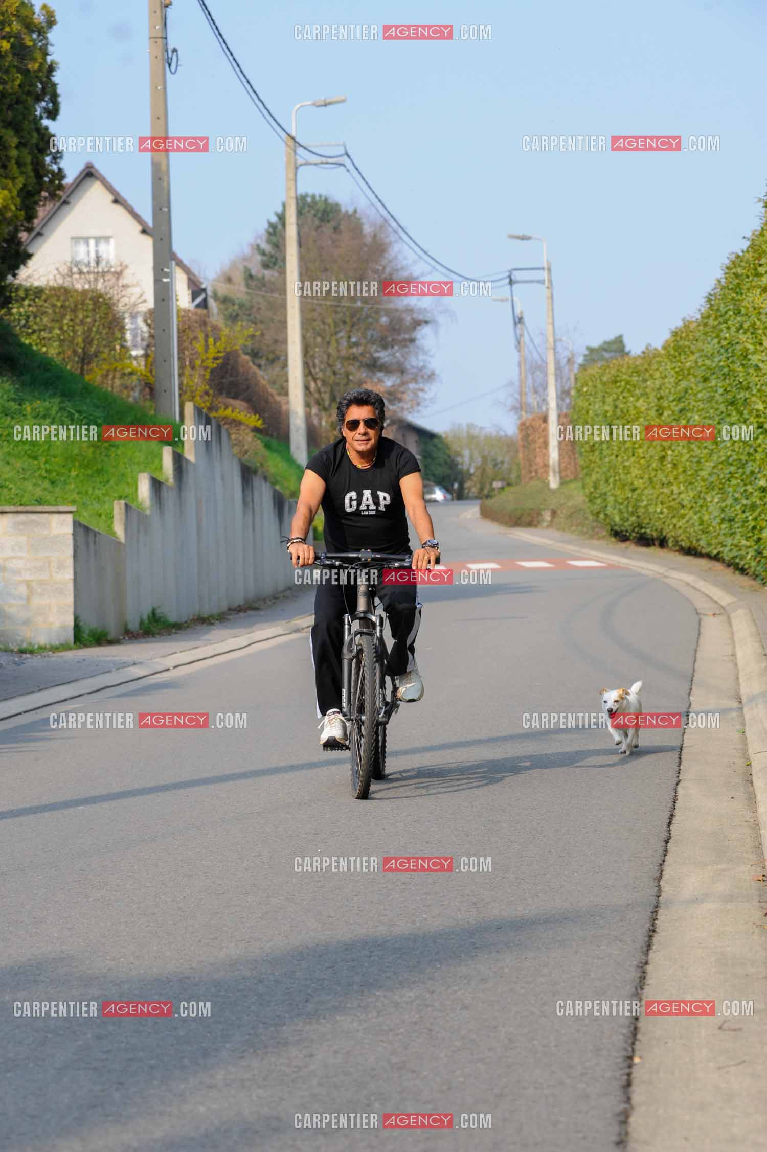 Le chanteur Frédéric François chez lui en Belgique. Frédéric pratique son sport le vélo.  ( Exclusif )
