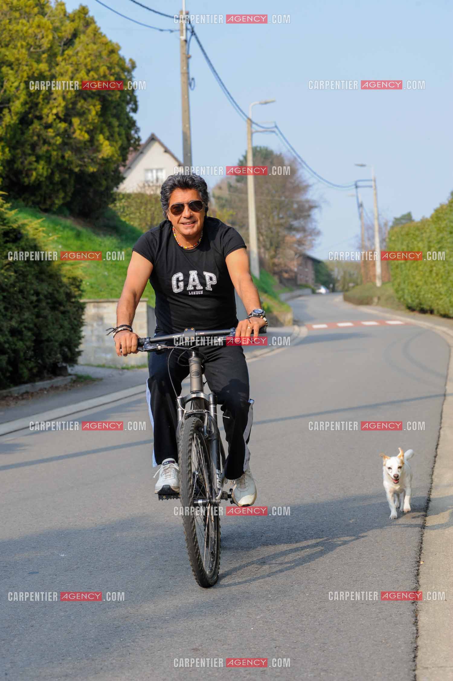 Le chanteur Frédéric François chez lui en Belgique. Frédéric pratique son sport le vélo.  ( Exclusif )