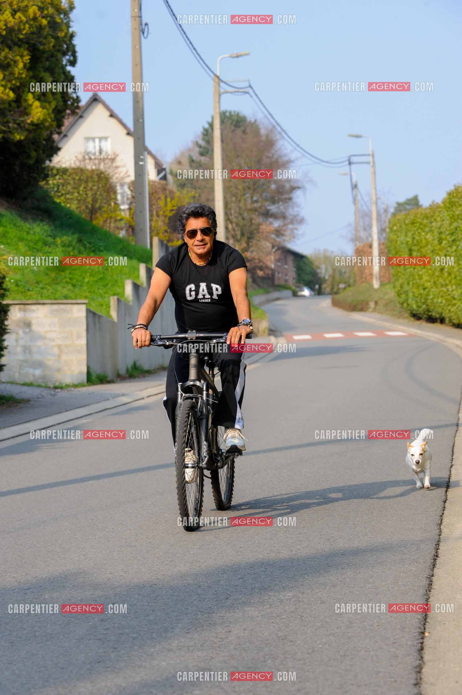 Le chanteur Frédéric François chez lui en Belgique. Frédéric pratique son sport le vélo.  ( Exclusif )