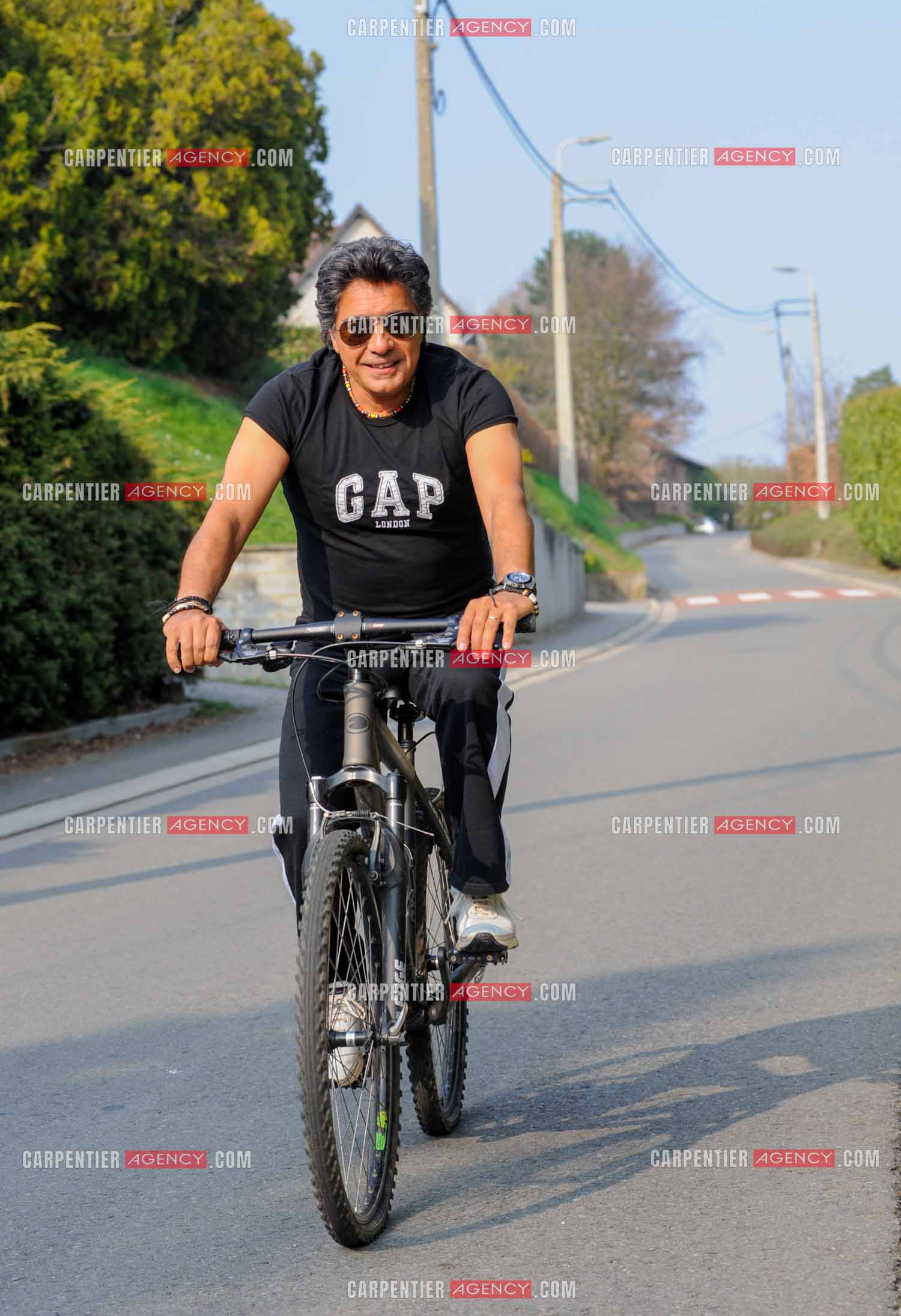 Le chanteur Frédéric François chez lui en Belgique. Frédéric pratique son sport le vélo.  ( Exclusif )