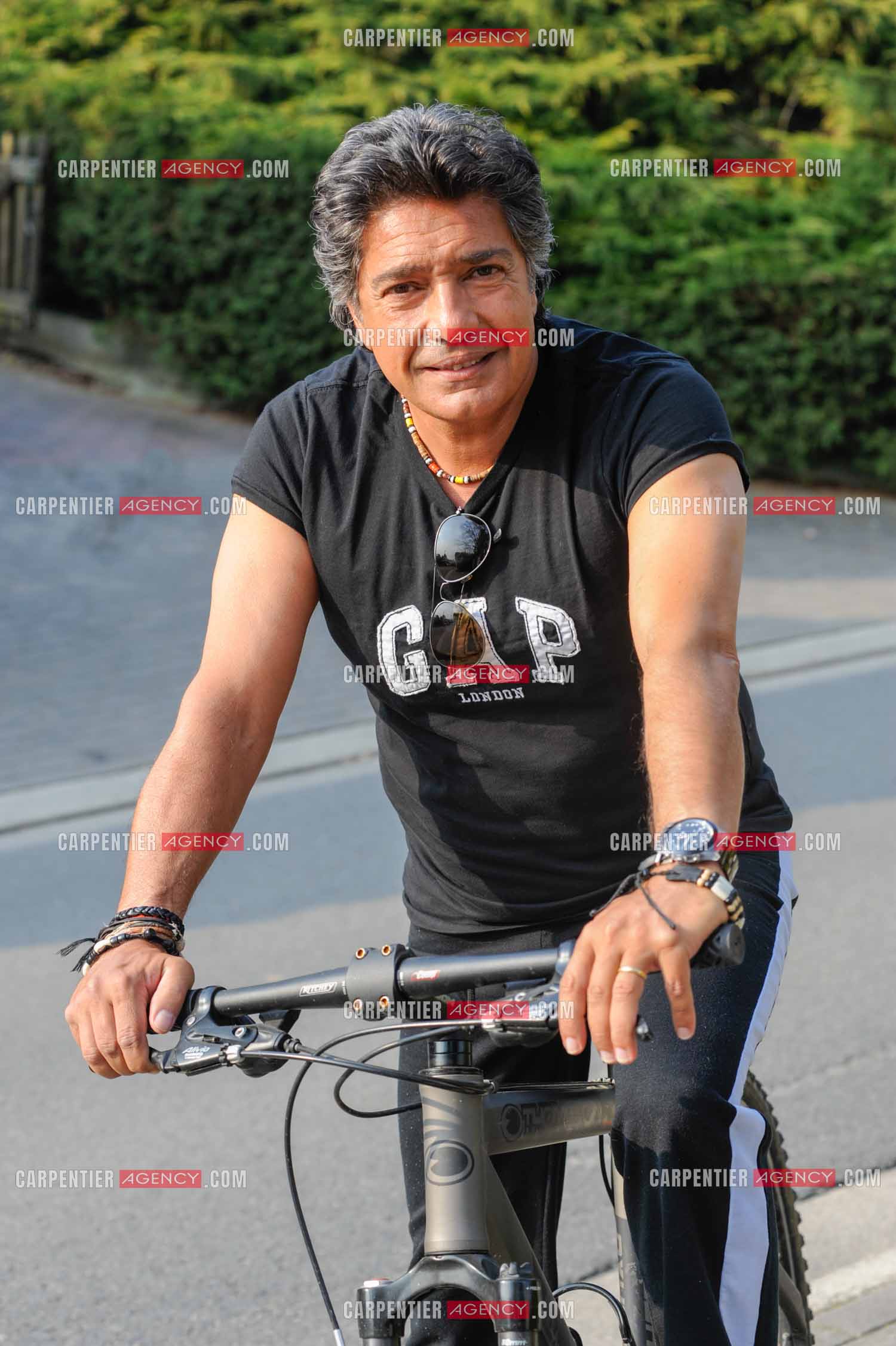 Le chanteur Frédéric François chez lui en Belgique. Frédéric pratique son sport le vélo.  ( Exclusif )