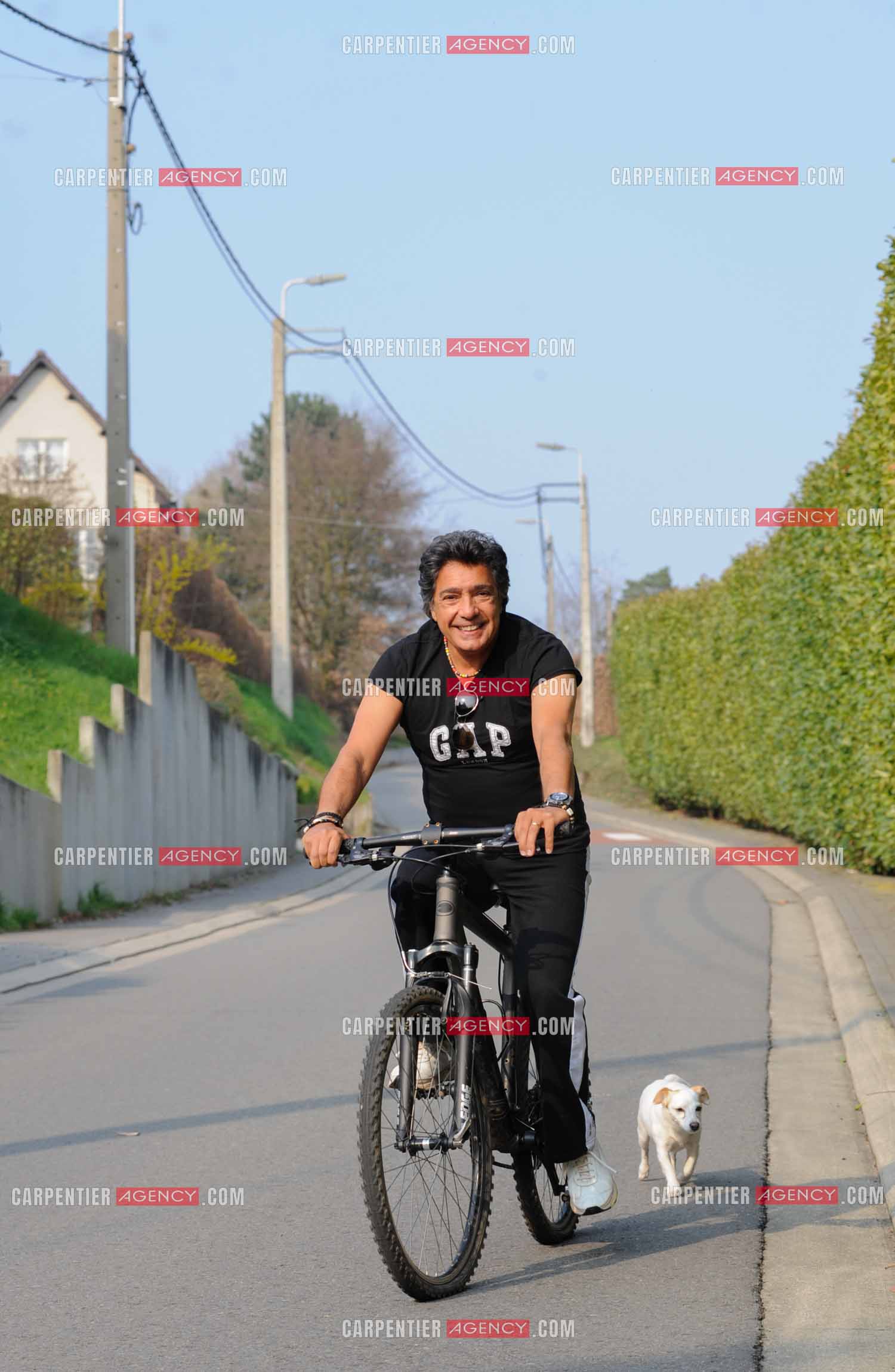 Le chanteur Frédéric François chez lui en Belgique. Frédéric pratique son sport le vélo.  ( Exclusif )