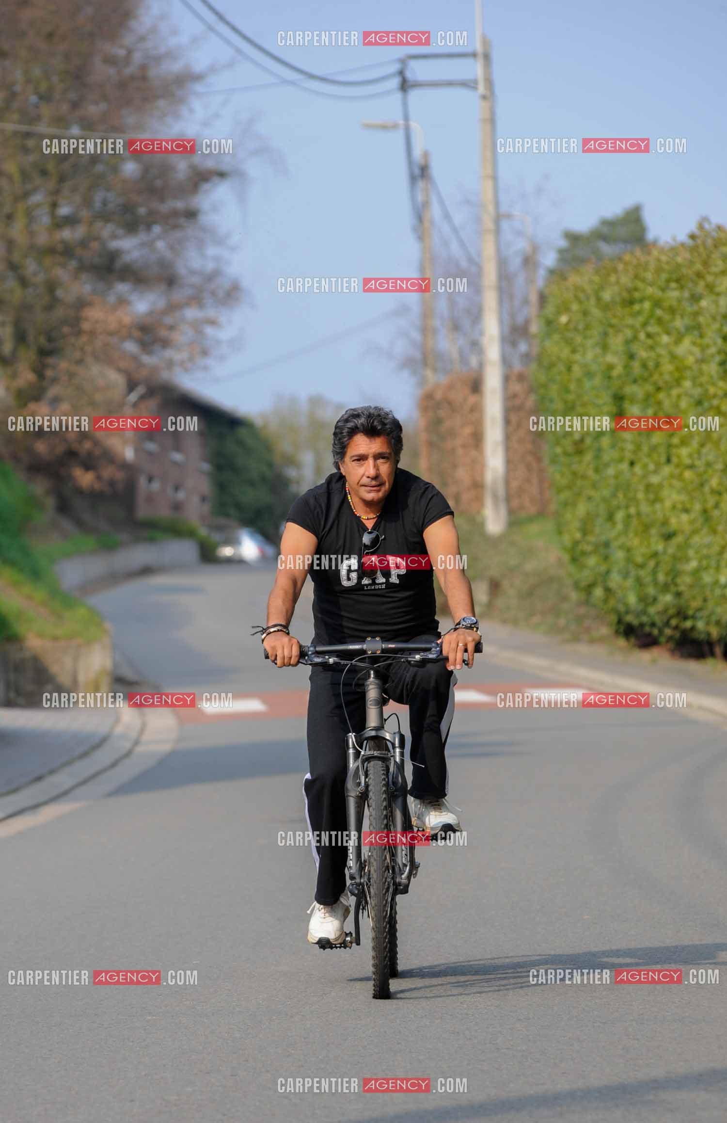 Le chanteur Frédéric François chez lui en Belgique. Frédéric pratique son sport le vélo.  ( Exclusif )