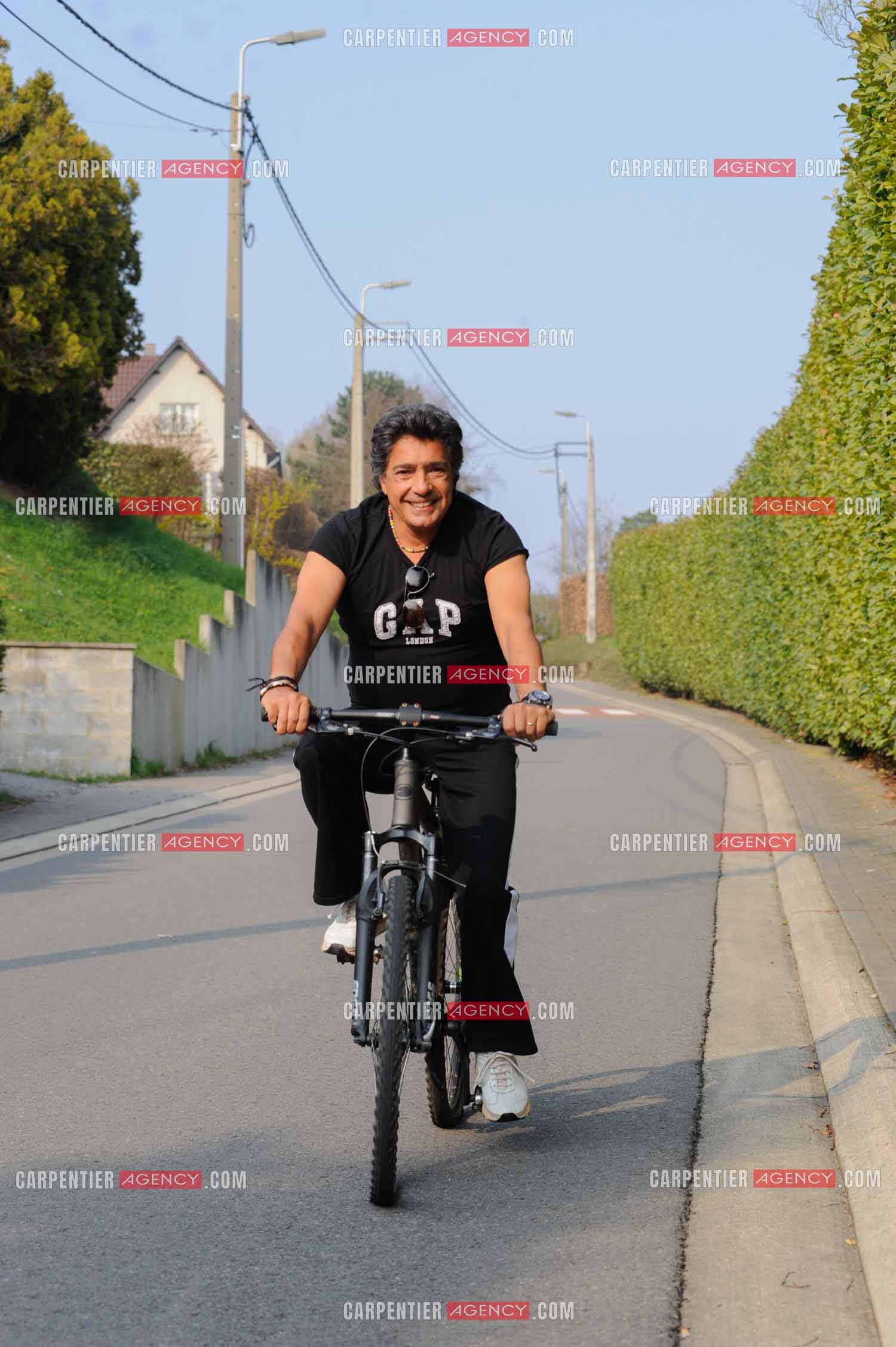 Le chanteur Frédéric François chez lui en Belgique. Frédéric pratique son sport le vélo.  ( Exclusif )