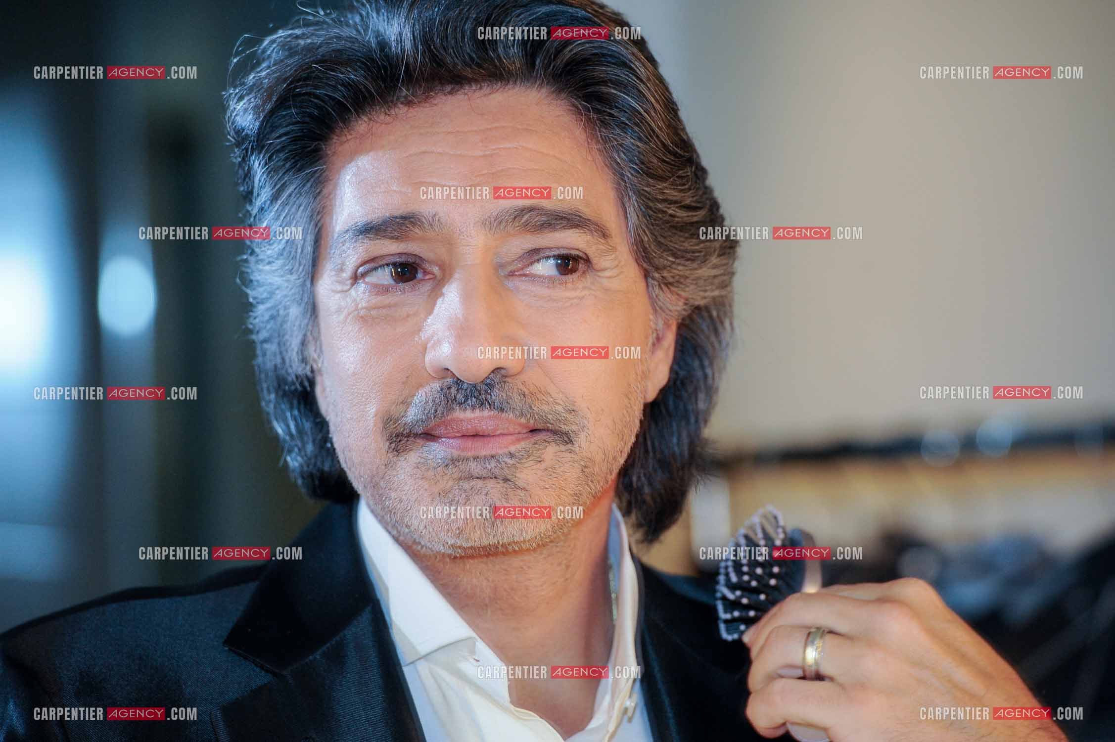 Le chanteur Frédéric François à l'Olympia du 11 au 20 février 2011. Dernières retouches devant le miroir avant l'entrée en scène de Frédéric François.  ( Exclusif )