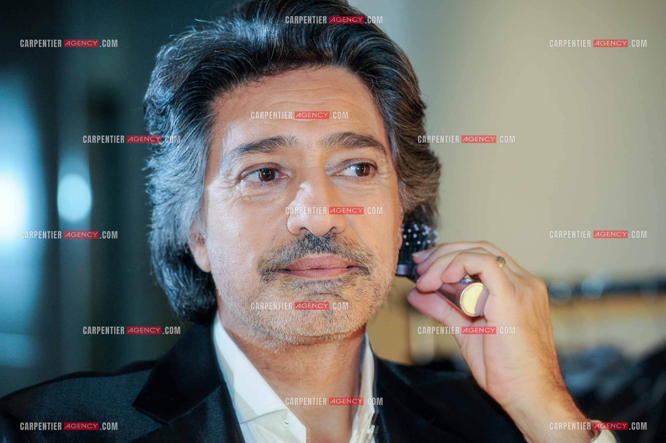 Le chanteur Frédéric François à l'Olympia du 11 au 20 février 2011. Dernières retouches devant le miroir avant l'entrée en scène de Frédéric François.  ( Exclusif )