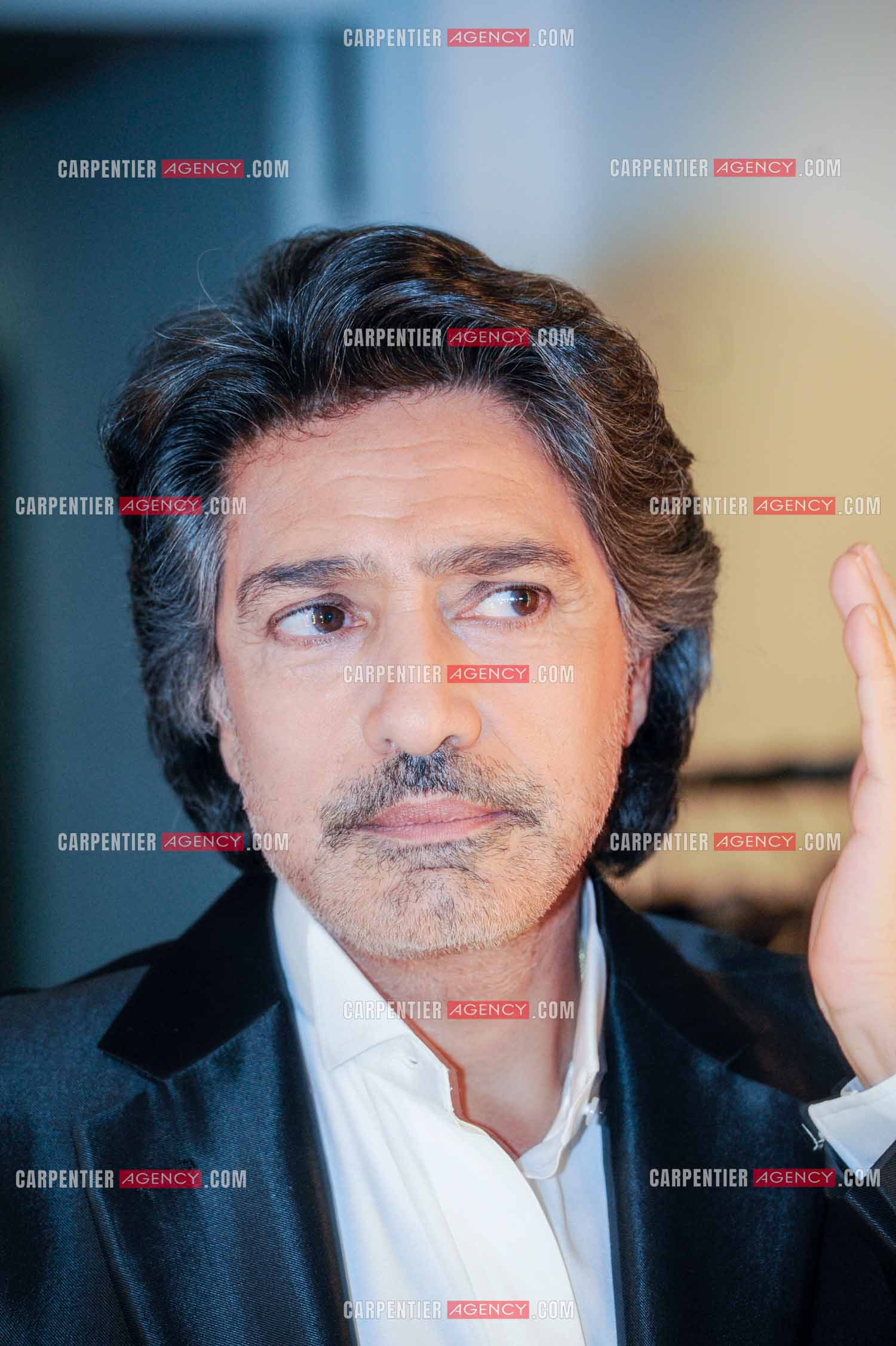 Le chanteur Frédéric François à l'Olympia du 11 au 20 février 2011. Dernières retouches devant le miroir avant l'entrée en scène de Frédéric François.  ( Exclusif )