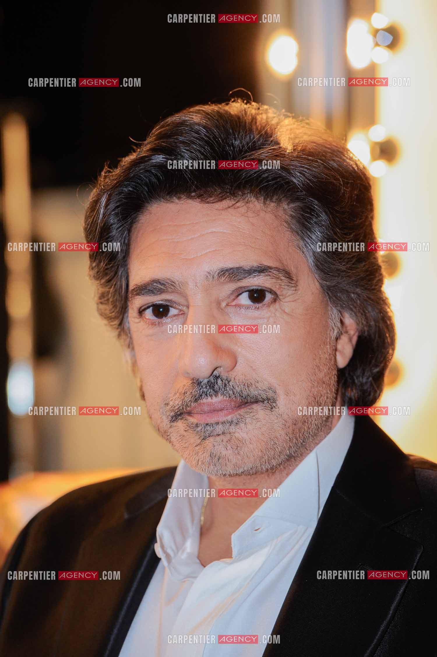Le chanteur Frédéric François à l'Olympia du 11 au 20 février 2011. Dernières retouches devant le miroir avant l'entrée en scène de Frédéric François.  ( Exclusif )