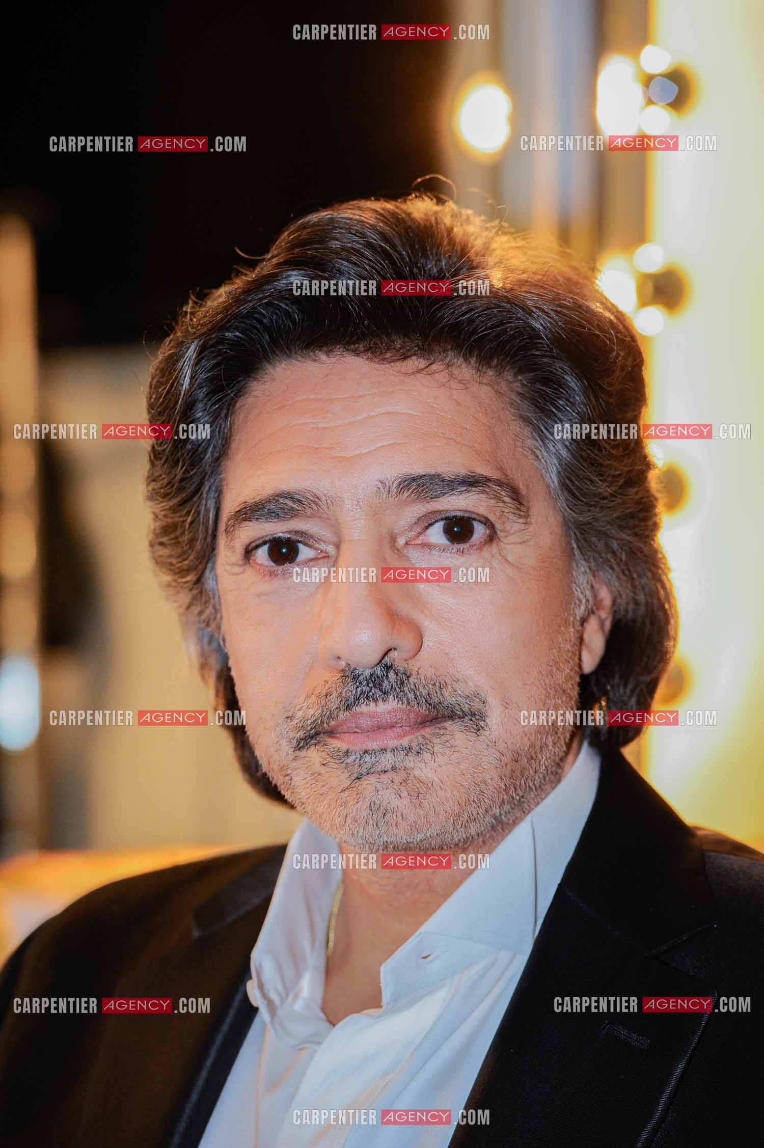 Le chanteur Frédéric François à l'Olympia du 11 au 20 février 2011. Dernières retouches devant le miroir avant l'entrée en scène de Frédéric François.  ( Exclusif )