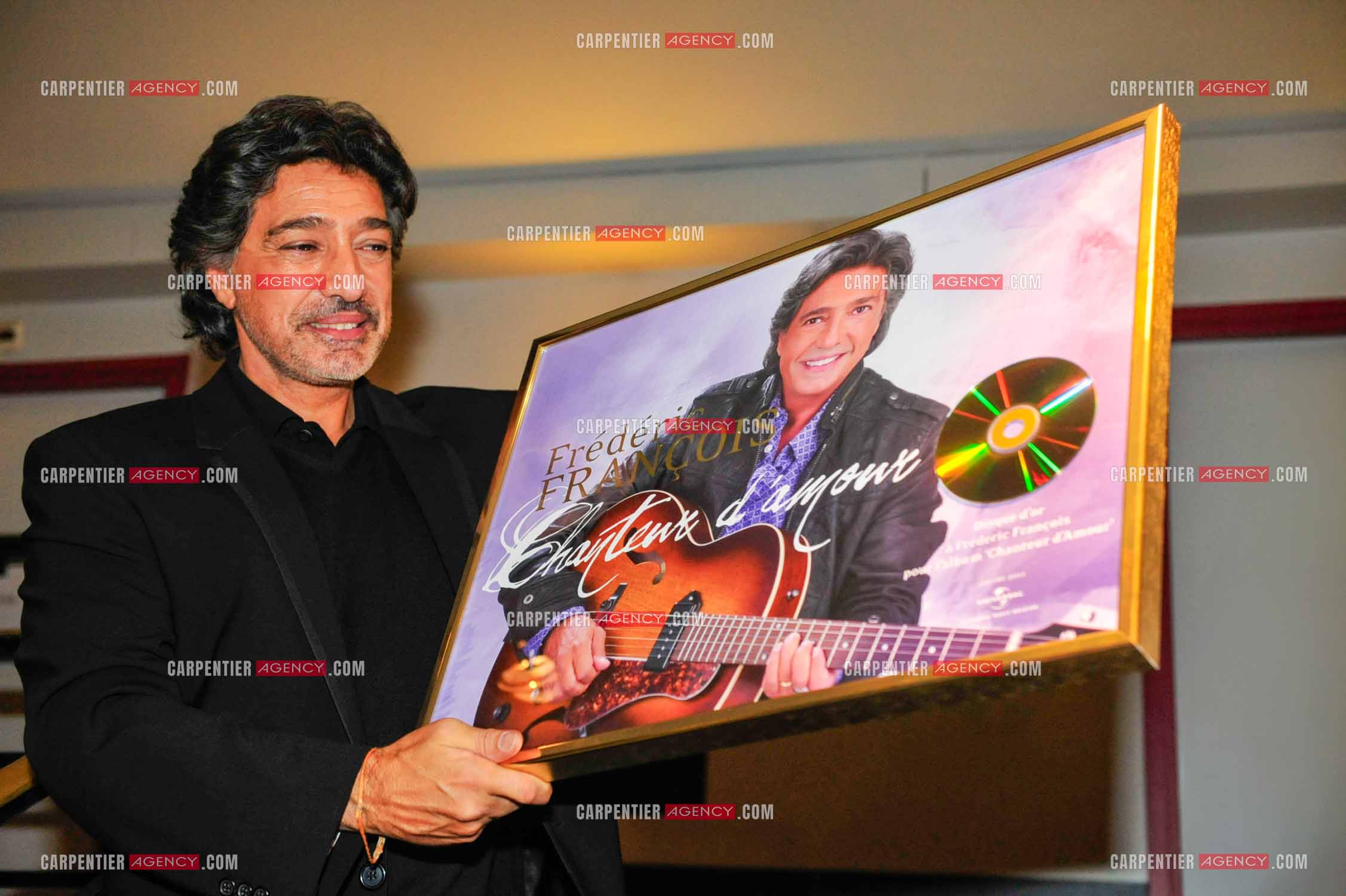Le chanteur Frédéric François à l'Olympia du 11 au 20 février 2011. Frédéric reçoit un disque d'or "CHANTEUR D'AMOUR“ de Universal Belgique.  ( Exclusif )