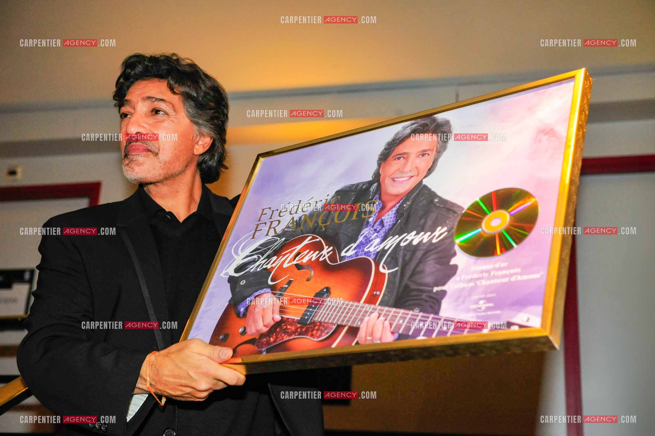 Le chanteur Frédéric François à l'Olympia du 11 au 20 février 2011. Frédéric reçoit un disque d'or "CHANTEUR D'AMOUR“ de Universal Belgique.  ( Exclusif )