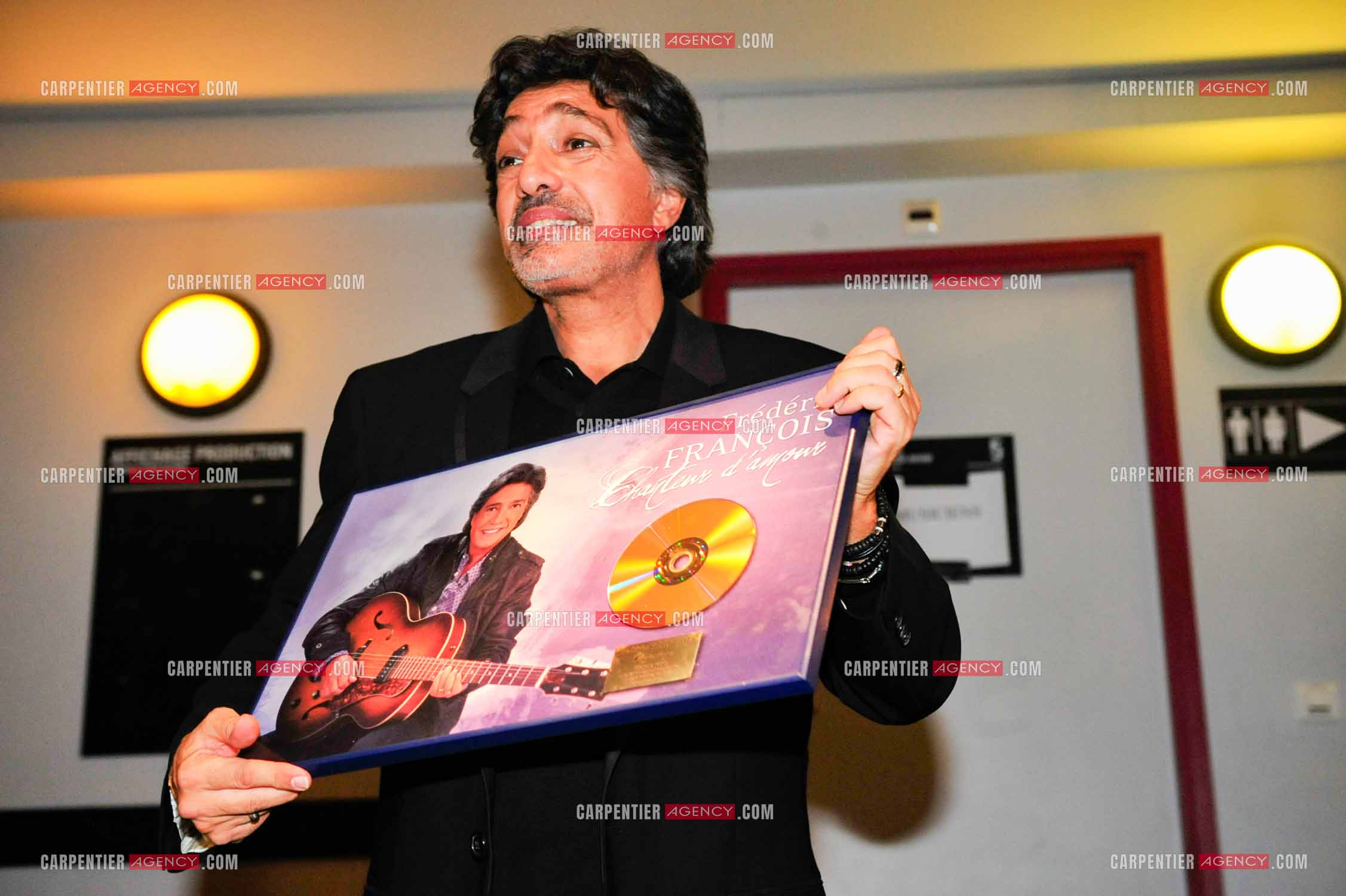 Le chanteur Frédéric François à l'Olympia du 11 au 20 février 2011. Frédéric reçoit un disque d'or "CHANTEUR D'AMOUR“ de sa maison de disque Sony pour plus de 75 000 albums vendus.  ( Exclusif )