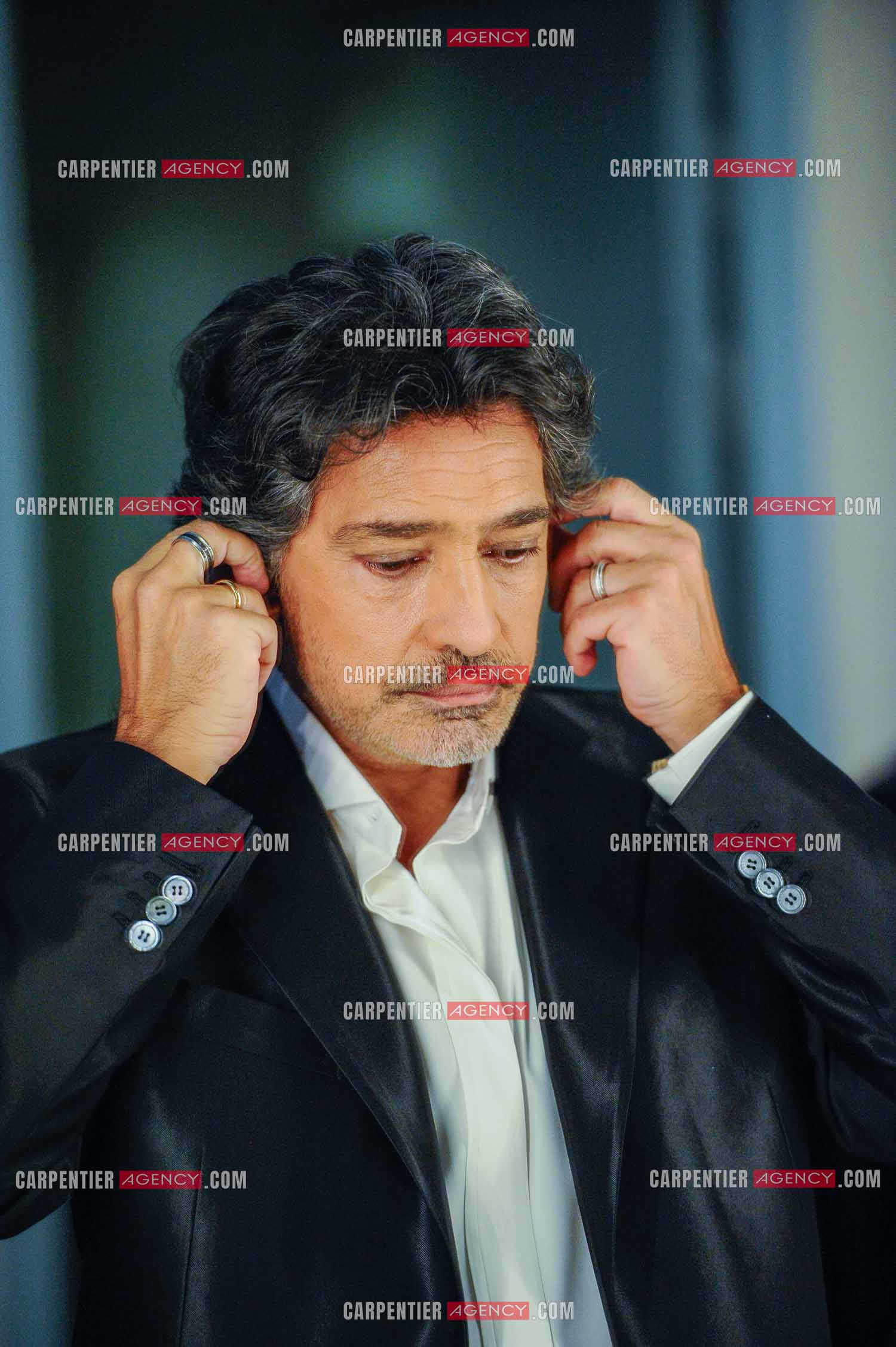 Le chanteur Frédéric François à l'Olympia du 11 au 20 février 2011. Dernières retouches devant le miroir avant l'entrée en scène de Frédéric François.  ( Exclusif )