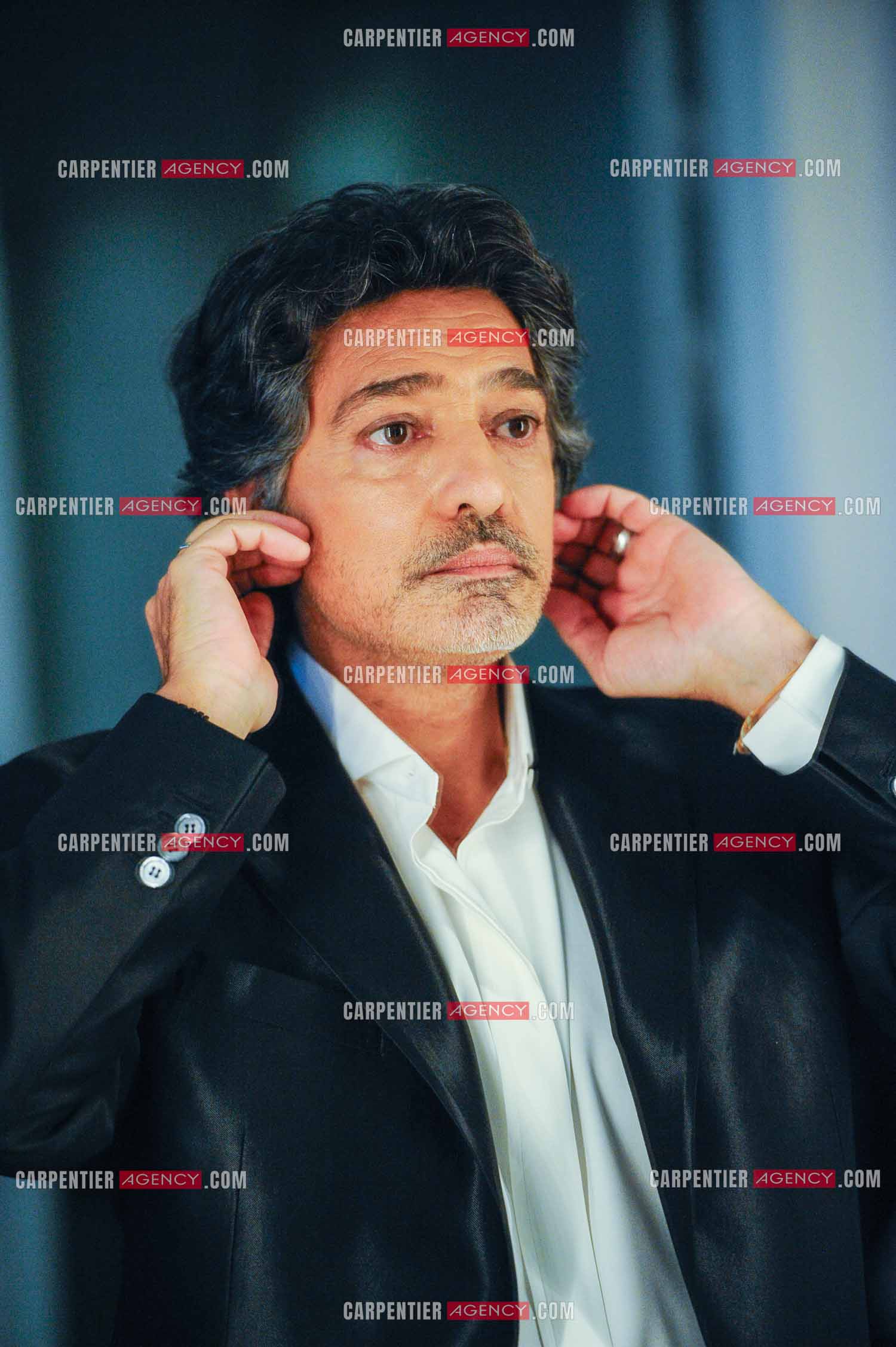 Le chanteur Frédéric François à l'Olympia du 11 au 20 février 2011. Dernières retouches devant le miroir avant l'entrée en scène de Frédéric François.  ( Exclusif )