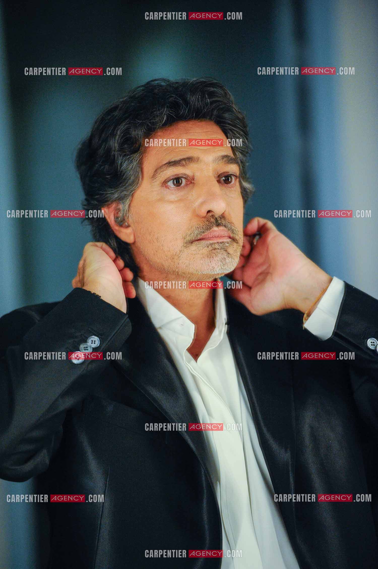 Le chanteur Frédéric François à l'Olympia du 11 au 20 février 2011. Dernières retouches devant le miroir avant l'entrée en scène de Frédéric François.  ( Exclusif )