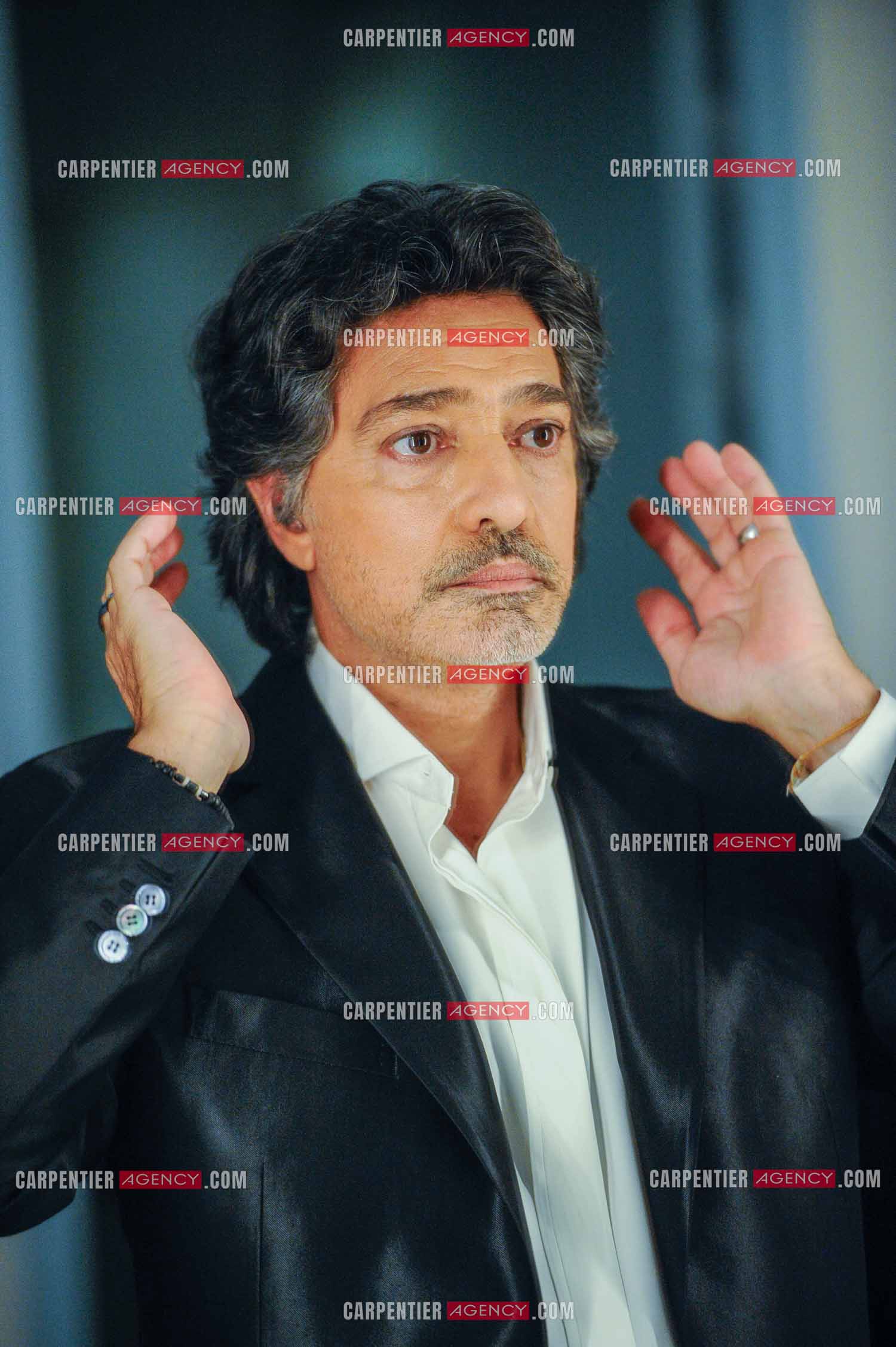 Le chanteur Frédéric François à l'Olympia du 11 au 20 février 2011. Dernières retouches devant le miroir avant l'entrée en scène de Frédéric François.  ( Exclusif )