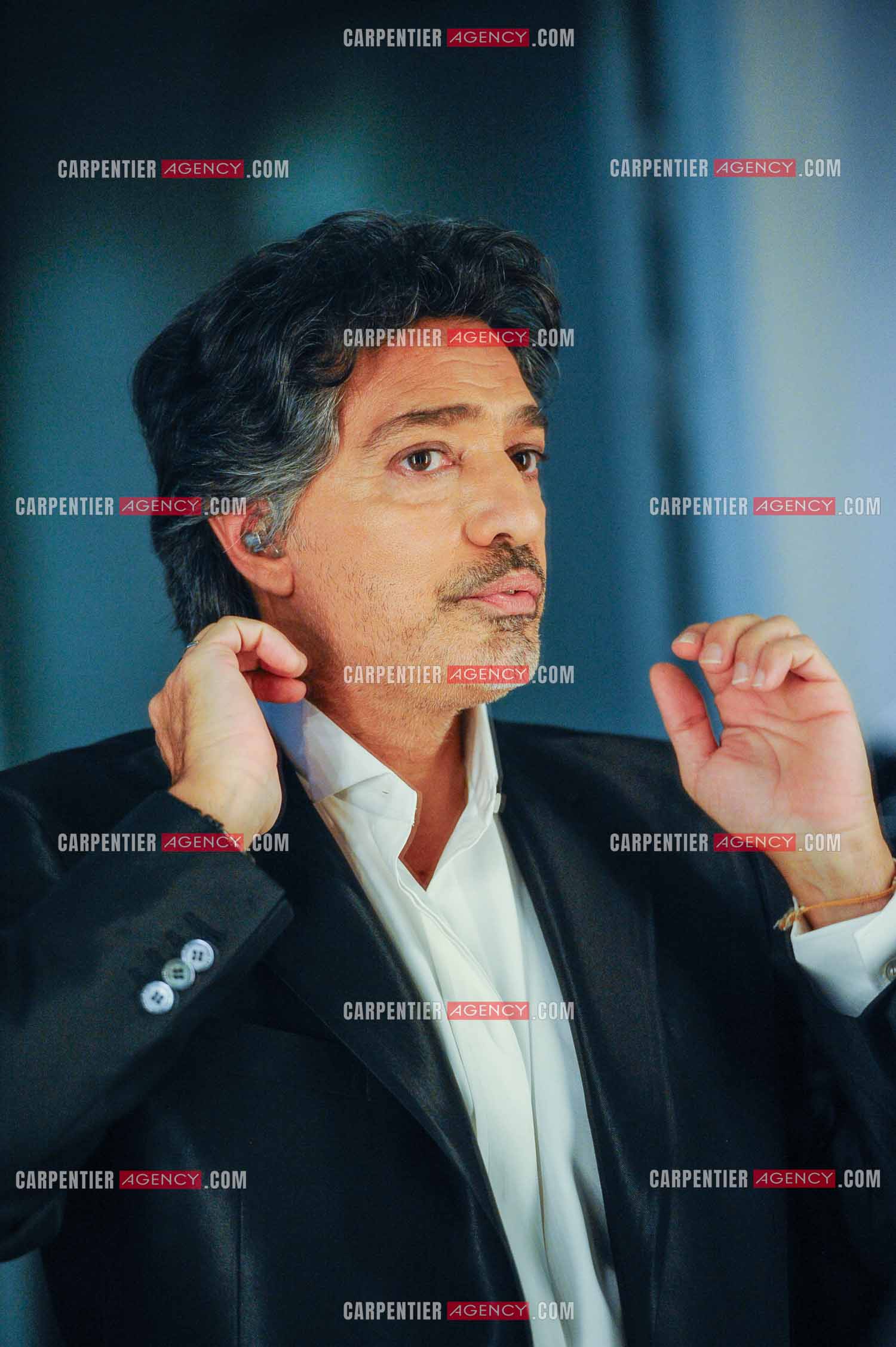Le chanteur Frédéric François à l'Olympia du 11 au 20 février 2011. Dernières retouches devant le miroir avant l'entrée en scène de Frédéric François.  ( Exclusif )